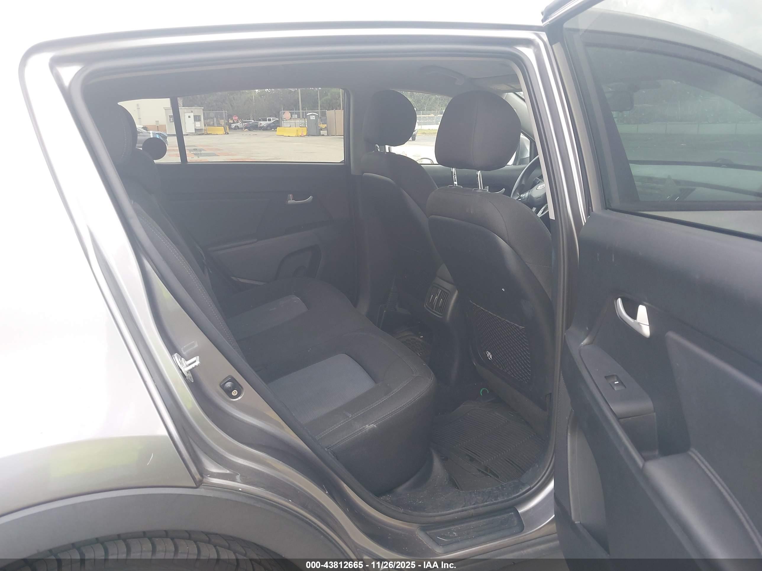 KIA SPORTAGE image 8