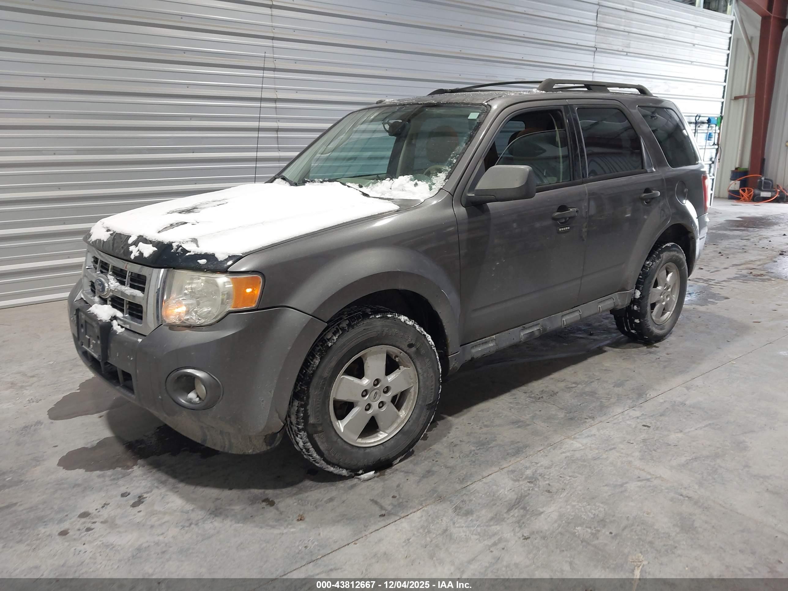 FORD ESCAPE image 2