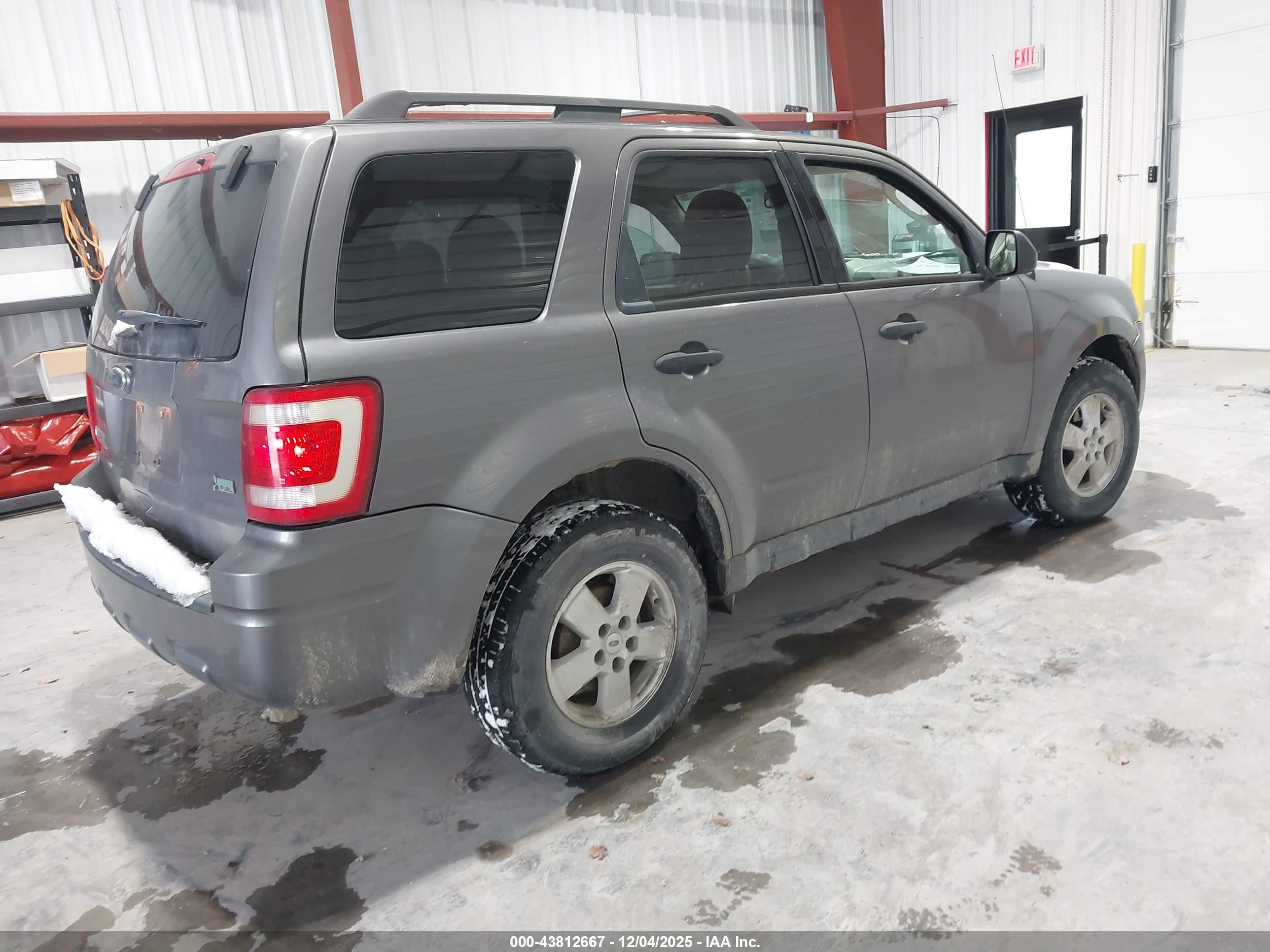 FORD ESCAPE image 4