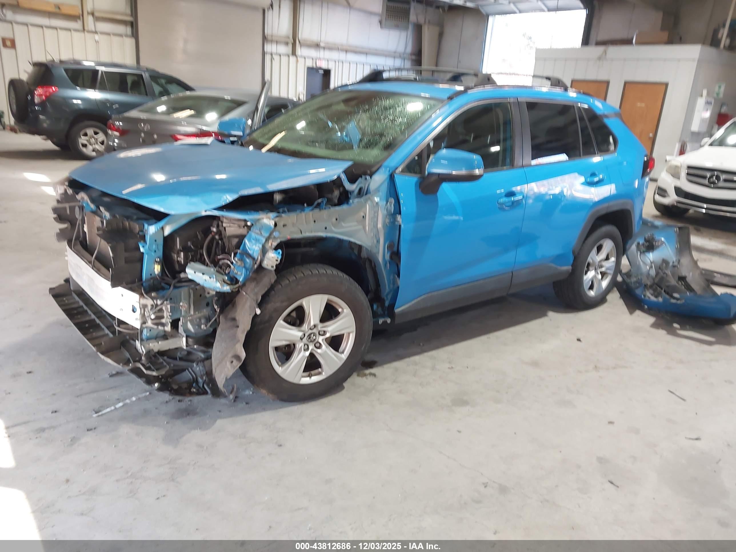 TOYOTA RAV4 image 2