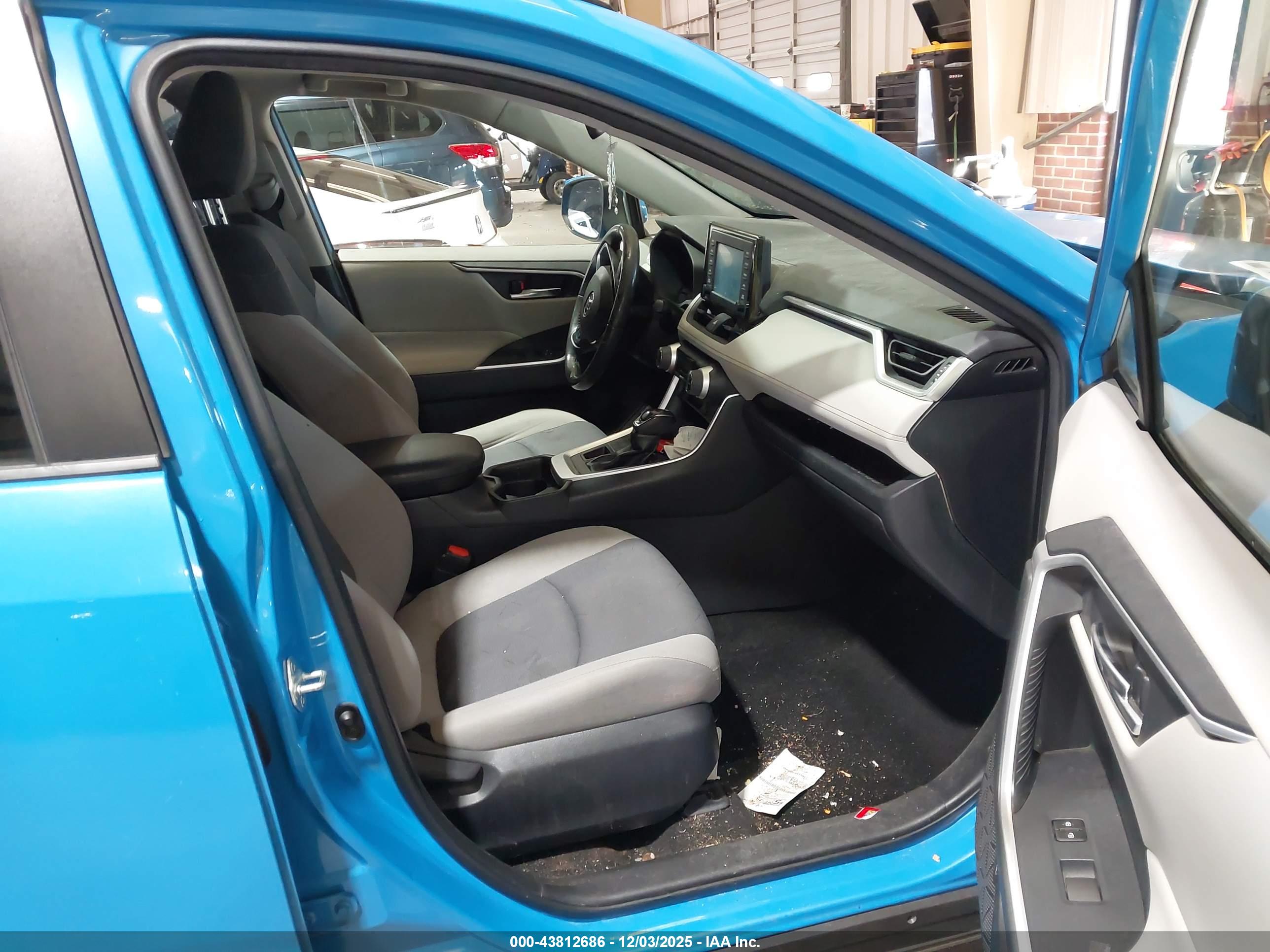 TOYOTA RAV4 image 5