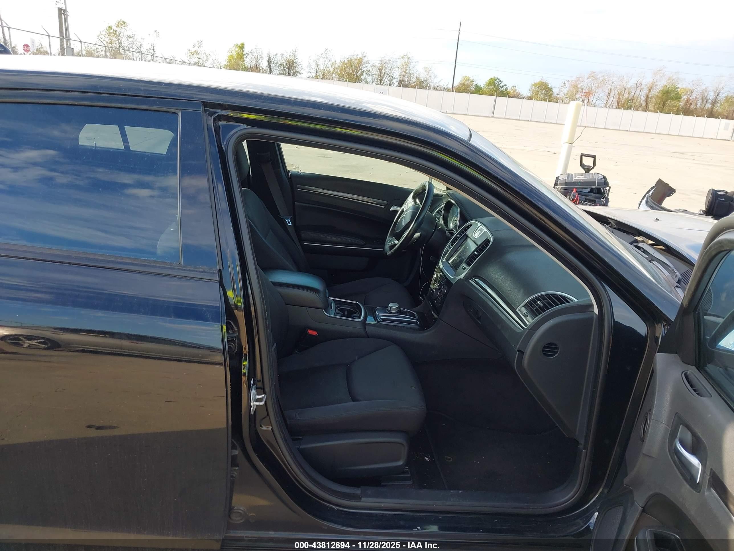 CHRYSLER 300 image 5