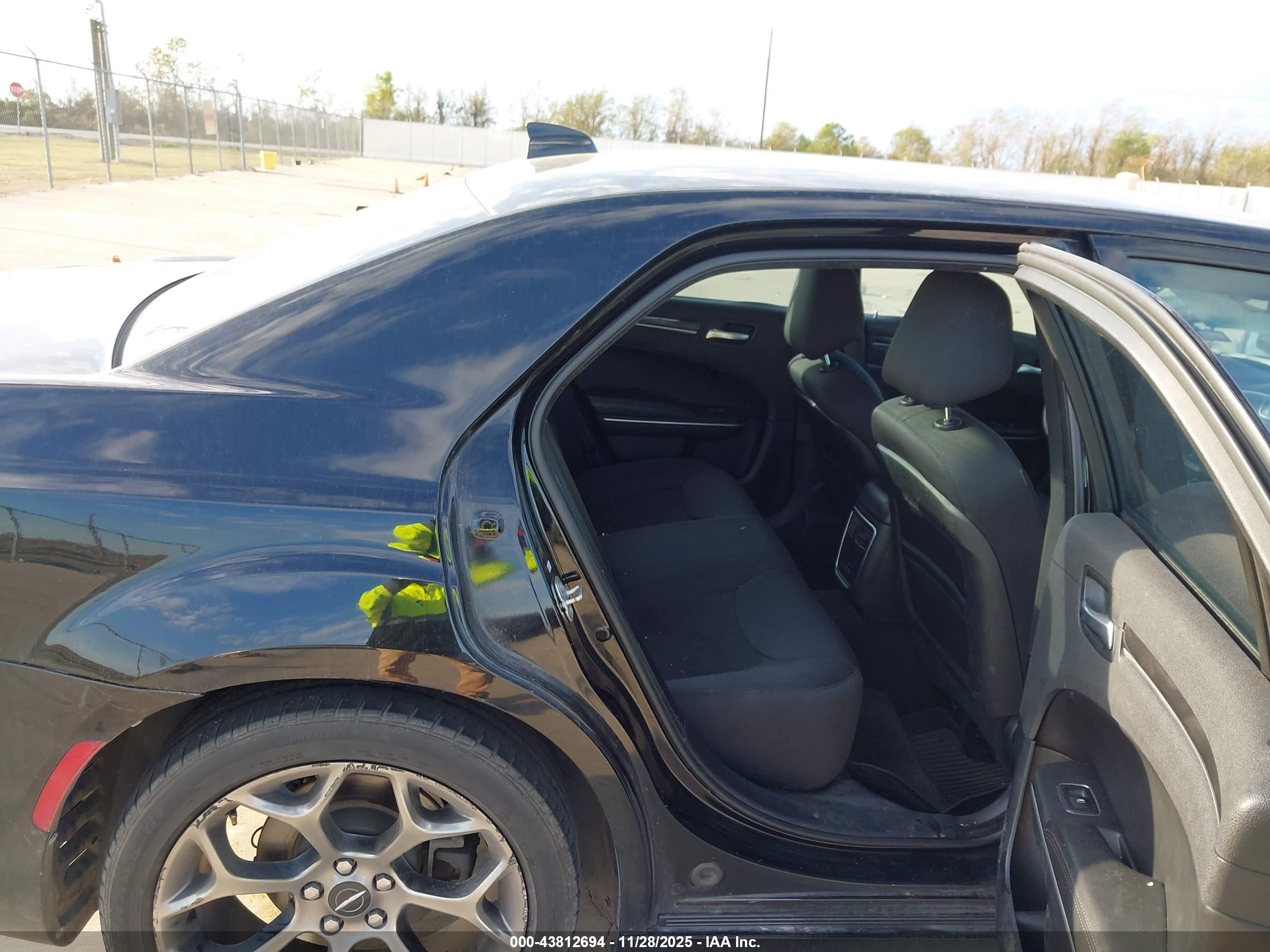 CHRYSLER 300 image 8