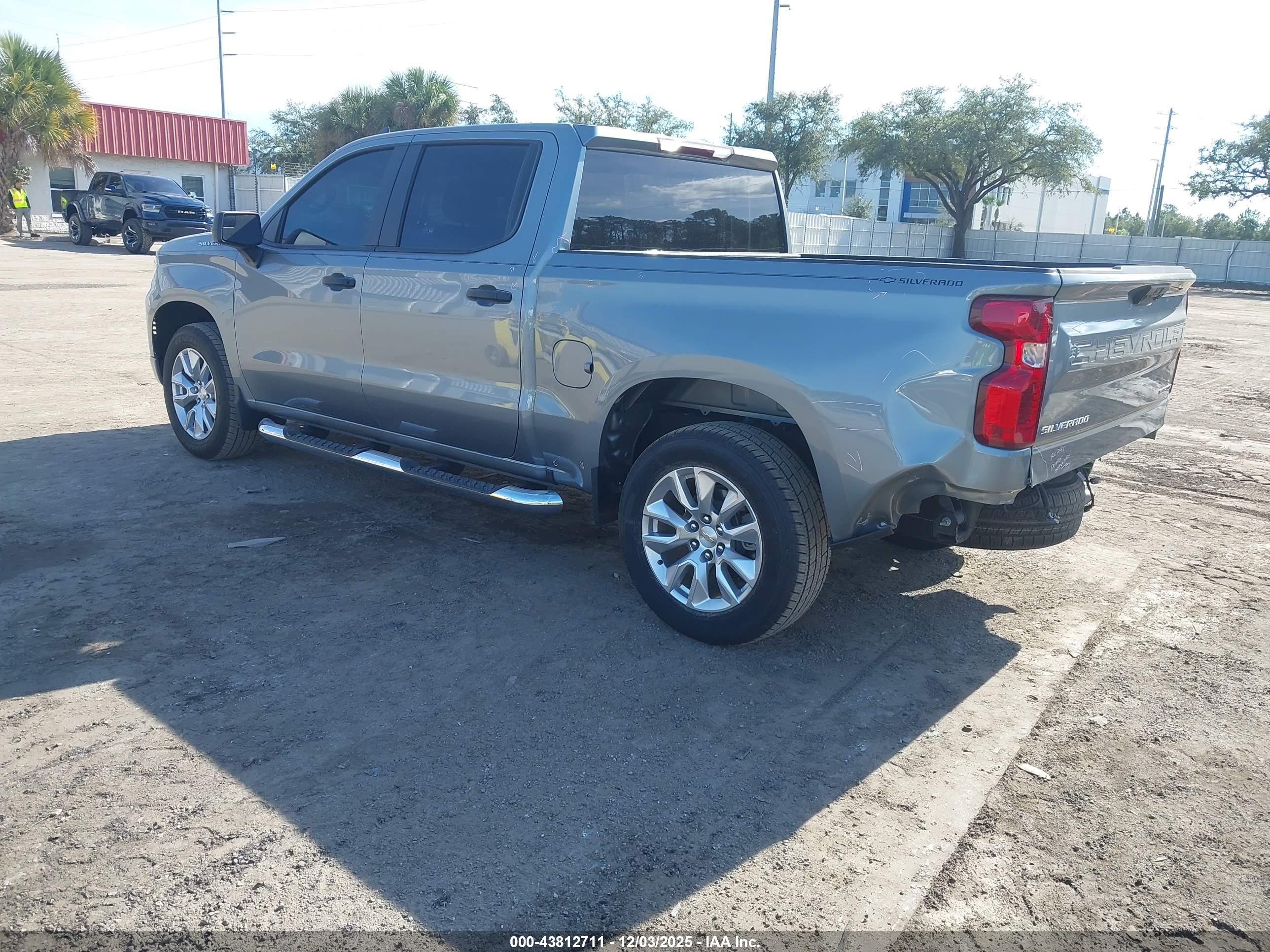 CHEVROLET SILVERADO image 3