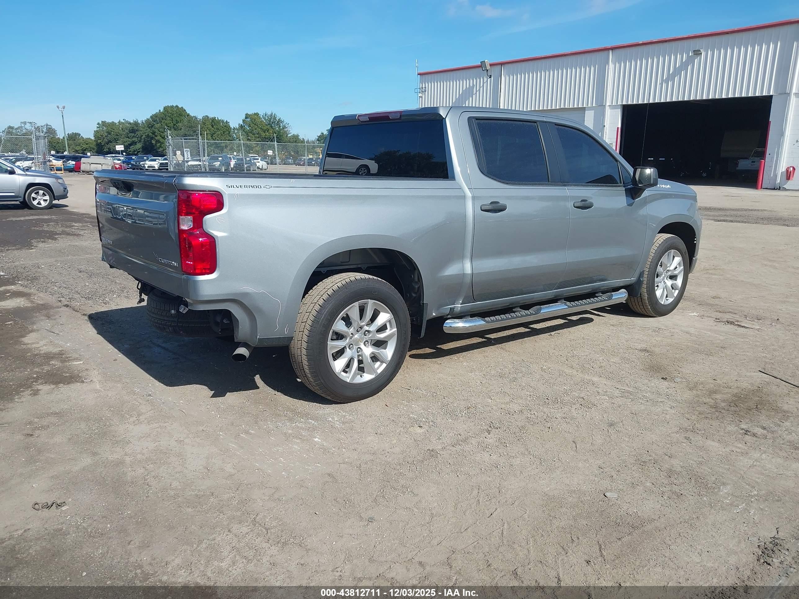 CHEVROLET SILVERADO image 4