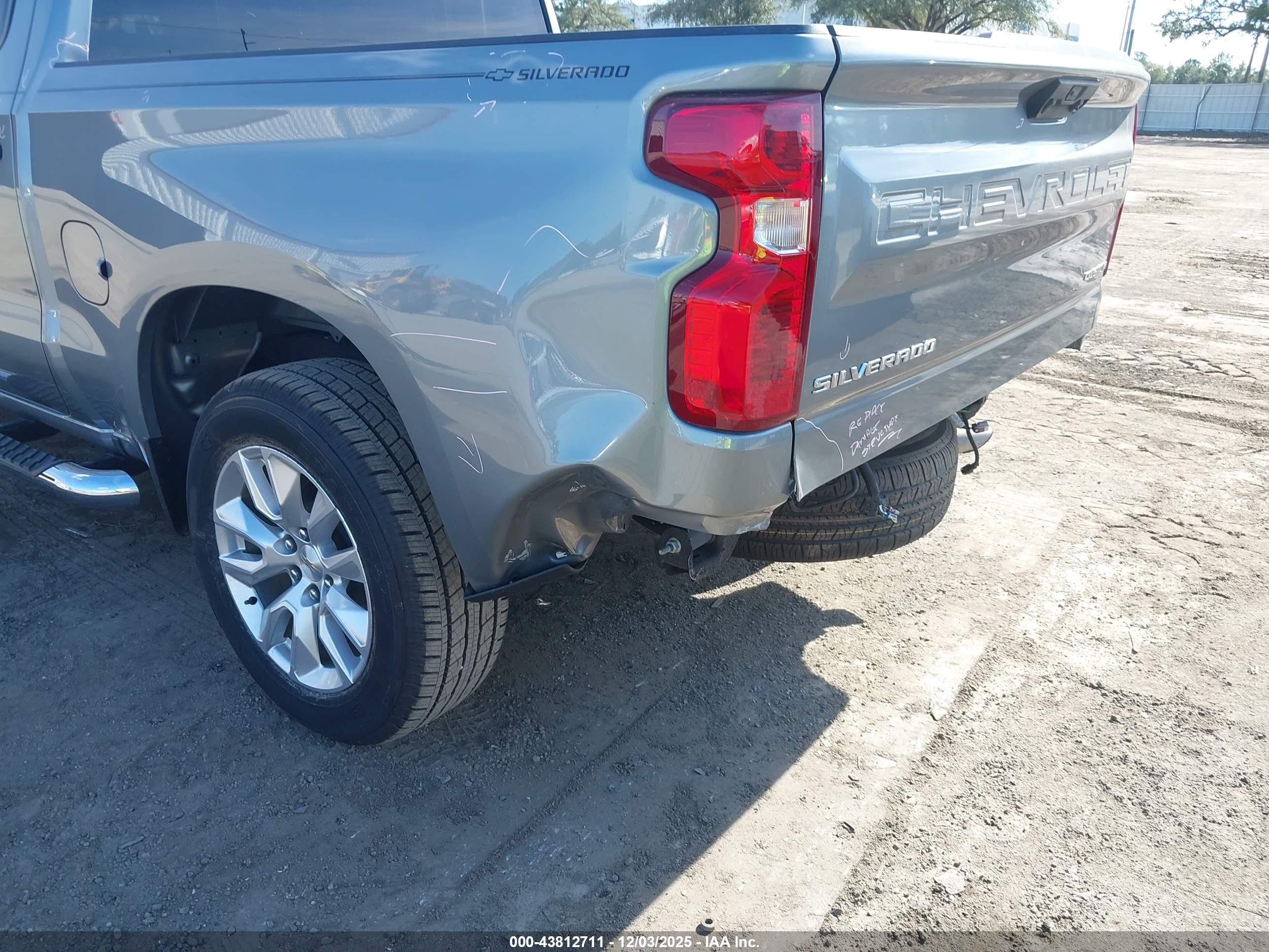 CHEVROLET SILVERADO image 6