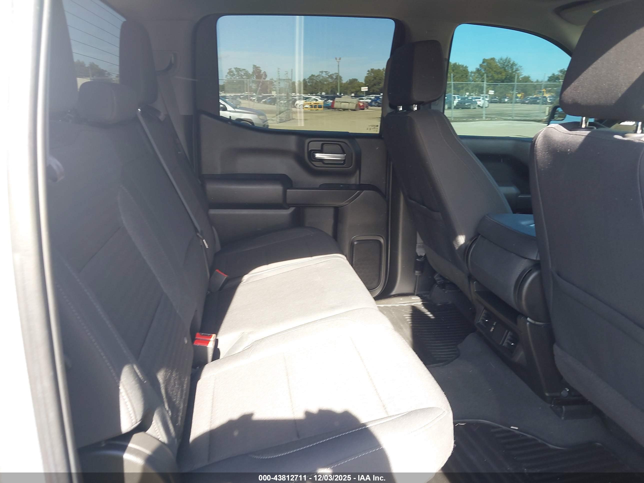 CHEVROLET SILVERADO image 8