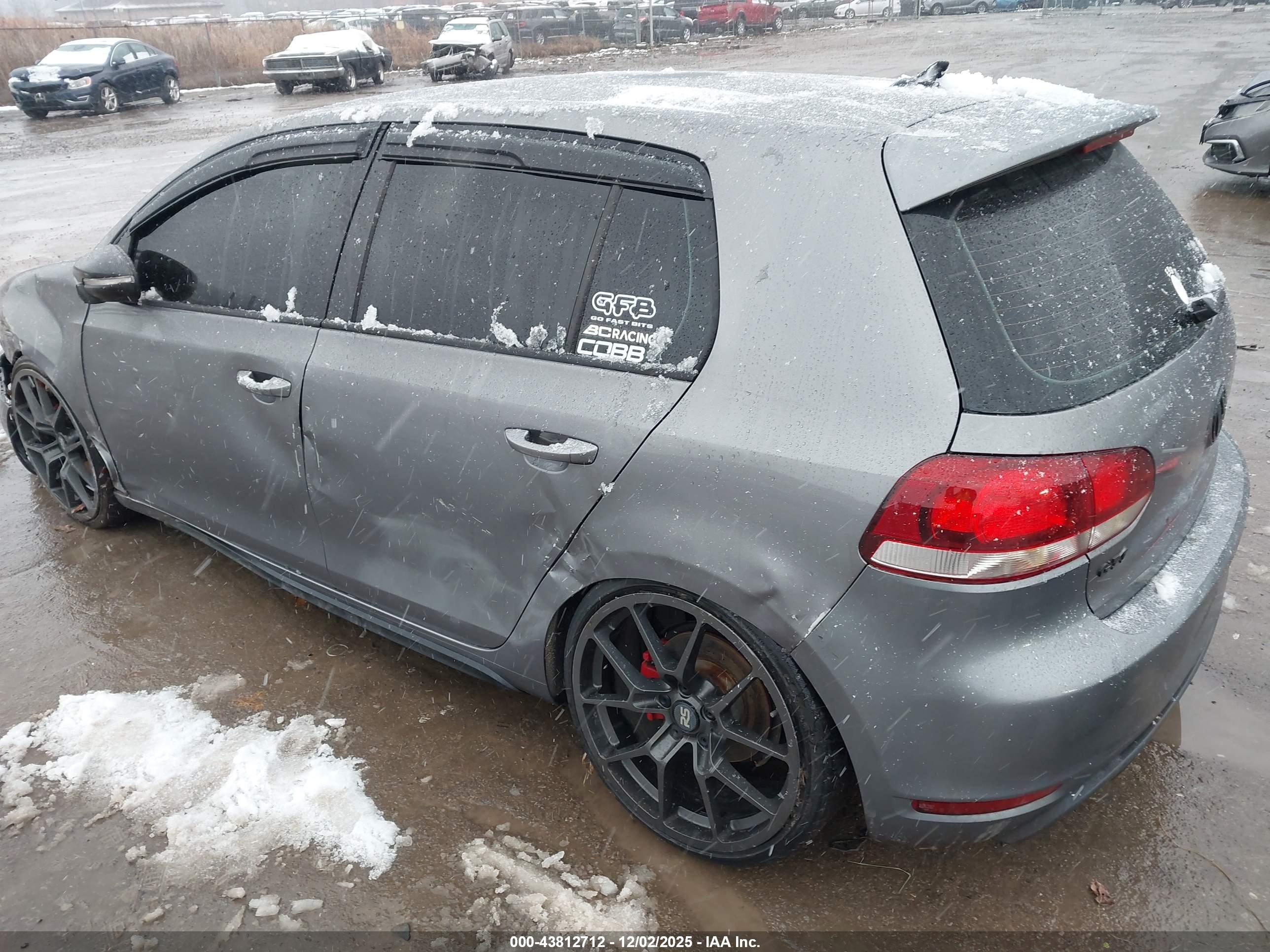 VOLKSWAGEN GTI image 3