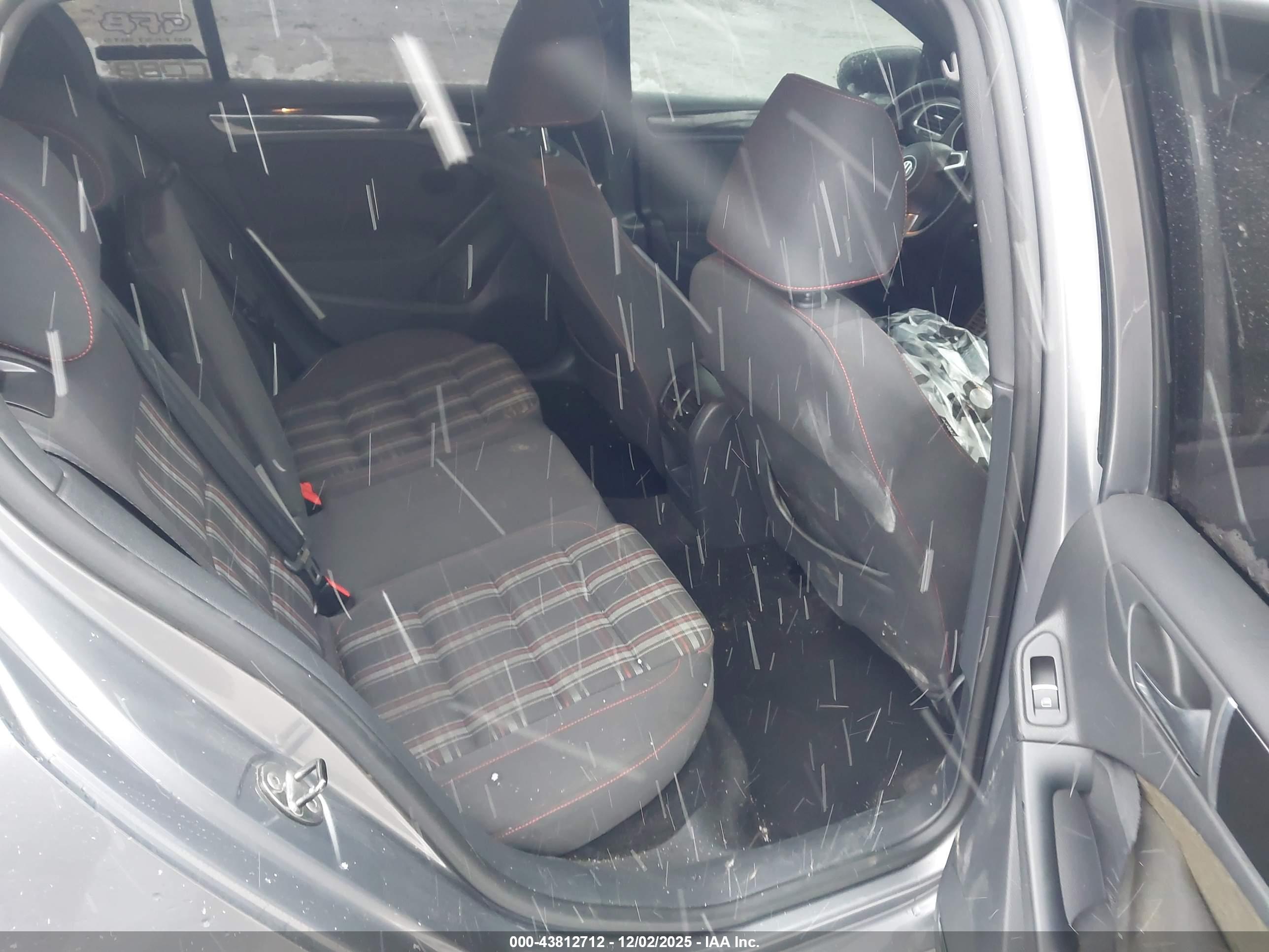 VOLKSWAGEN GTI image 8