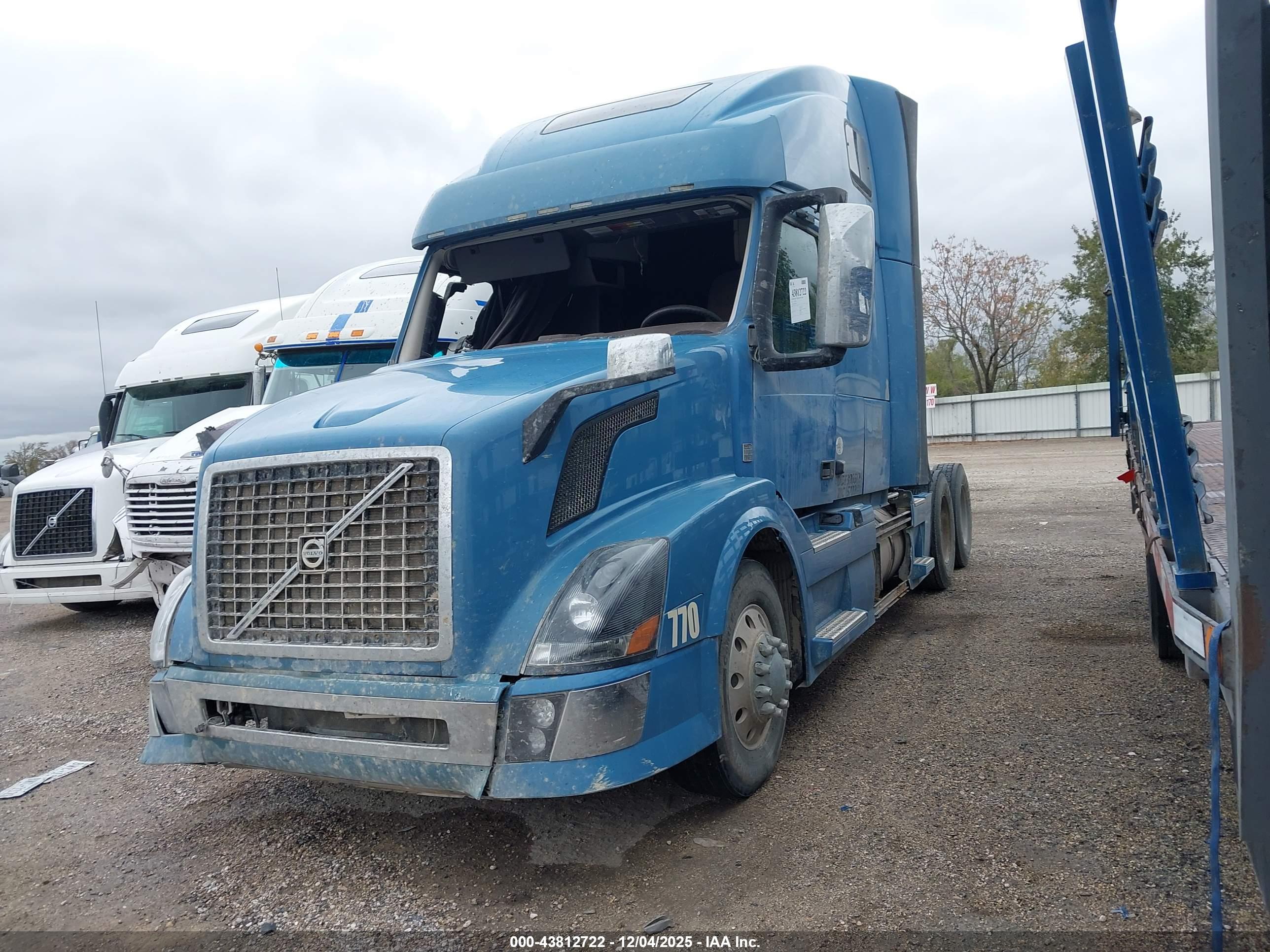 VOLVO VN image 2