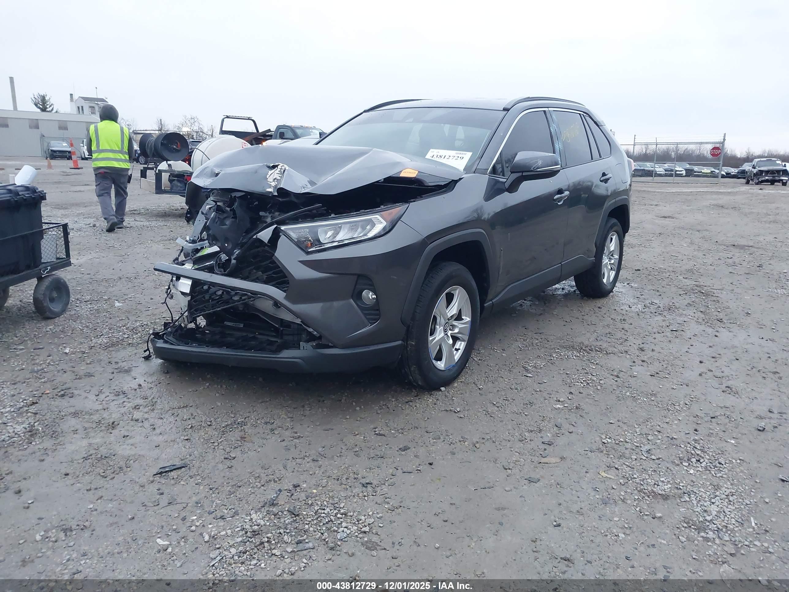 TOYOTA RAV4 image 2