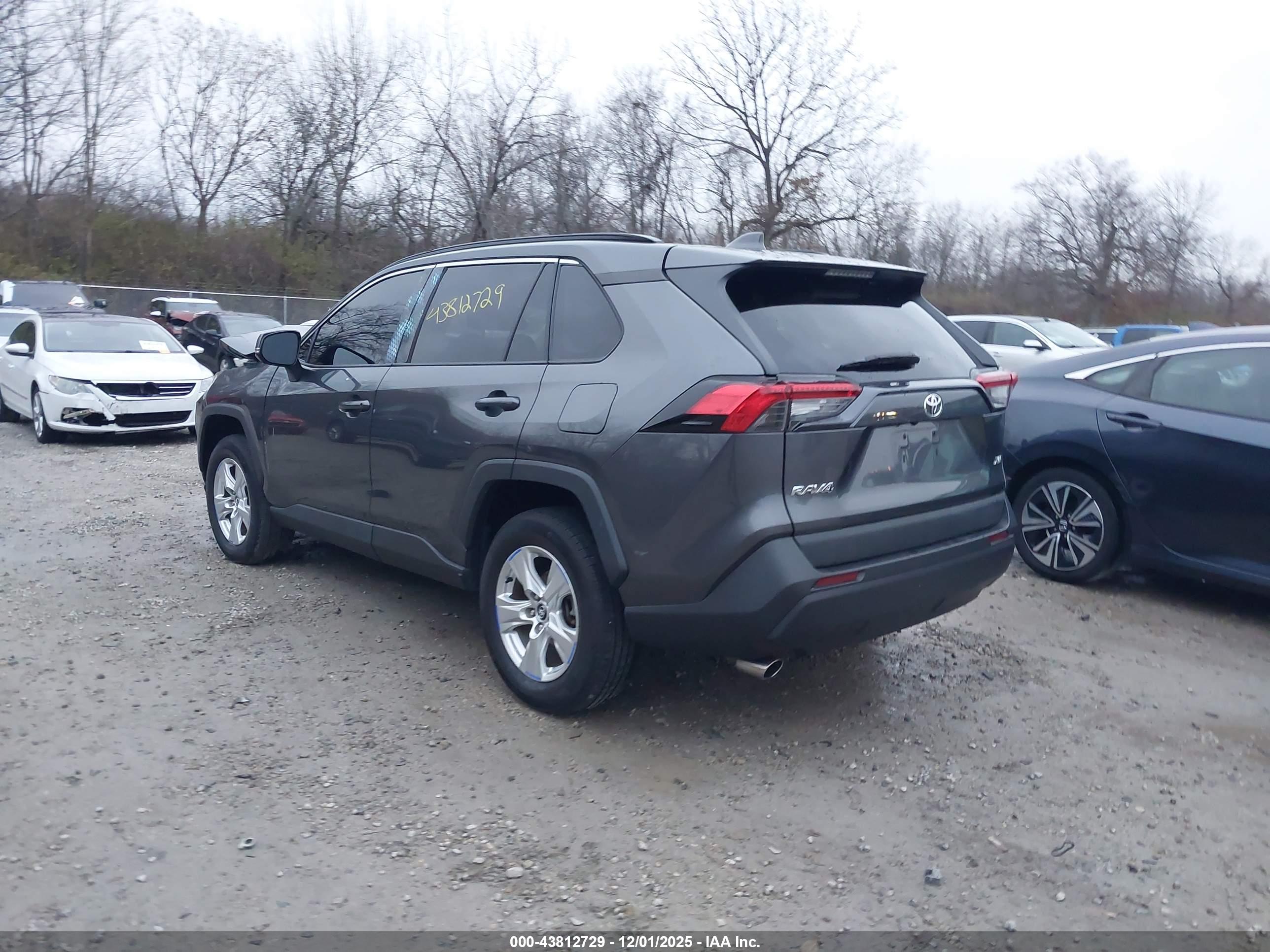 TOYOTA RAV4 image 3