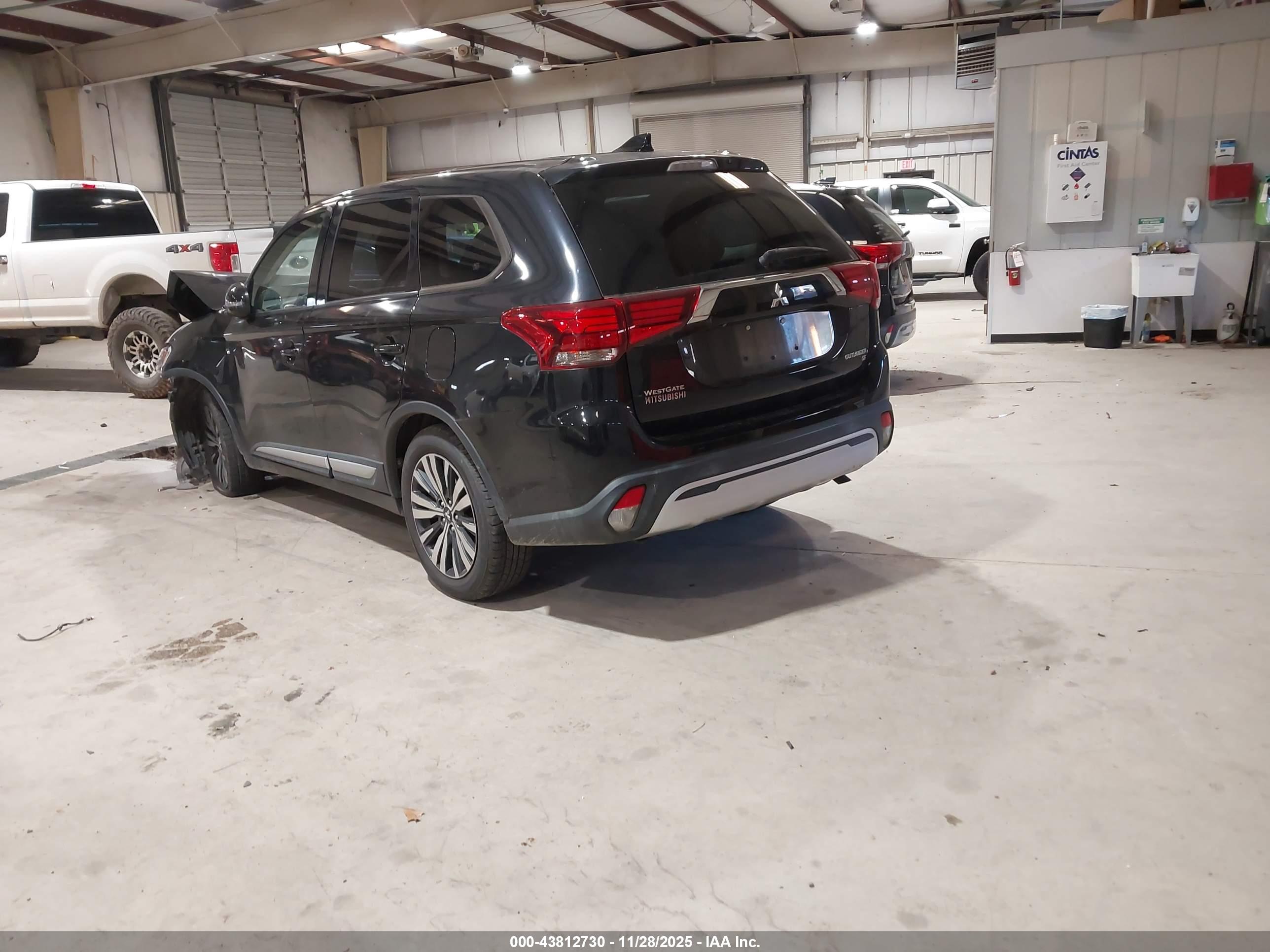 MITSUBISHI OUTLANDER image 3
