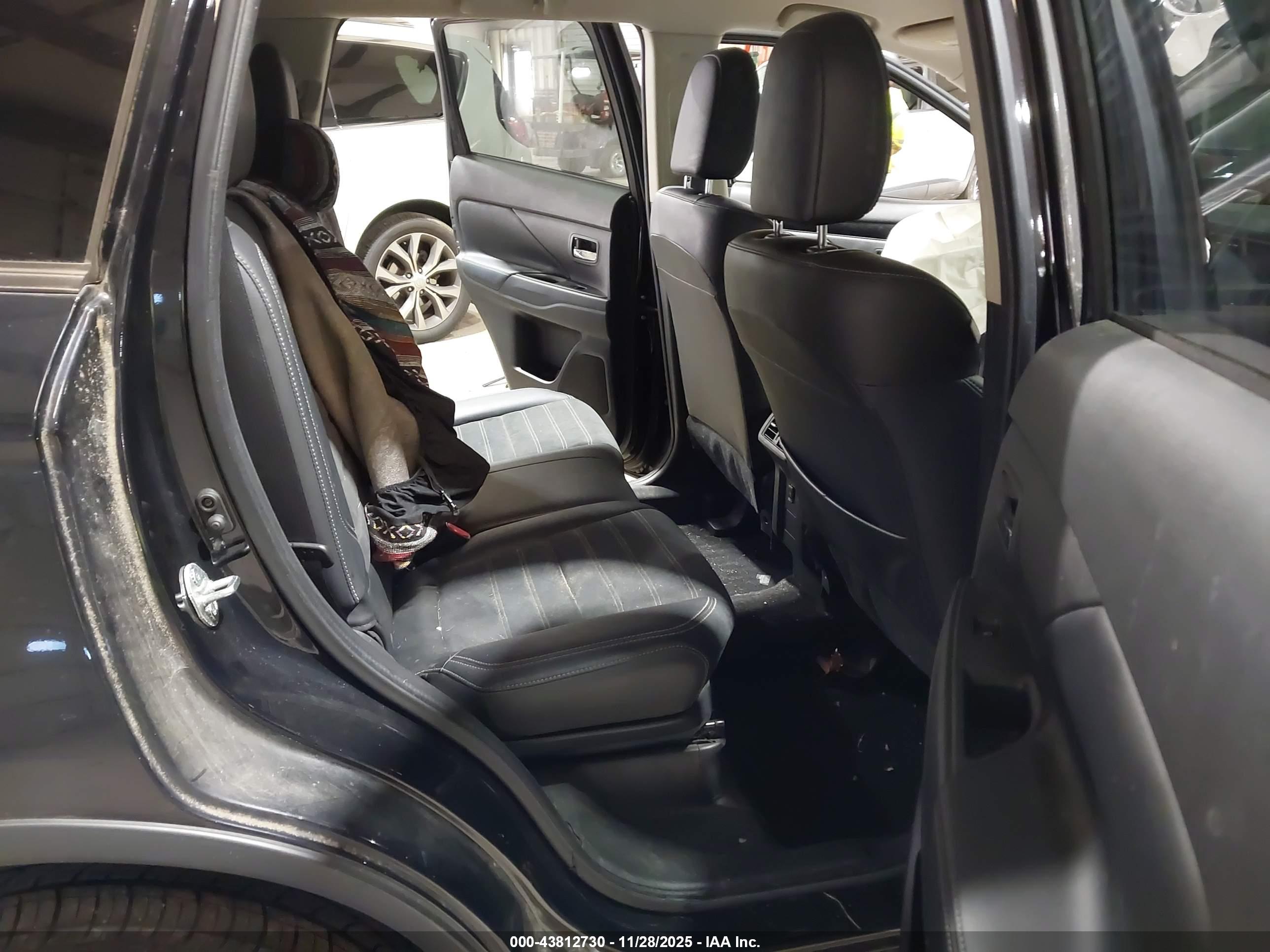 MITSUBISHI OUTLANDER image 8