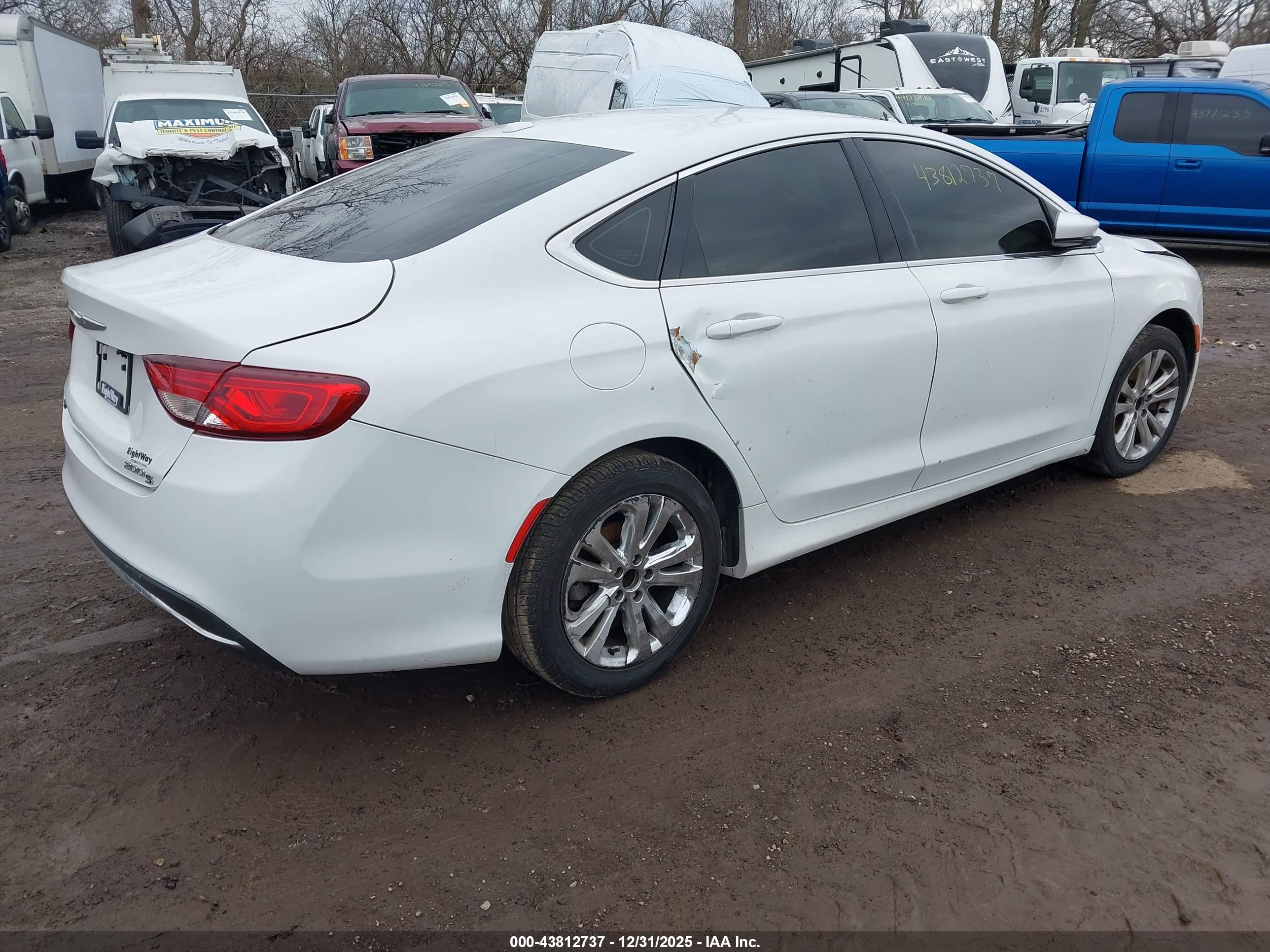 CHRYSLER 200 image 4