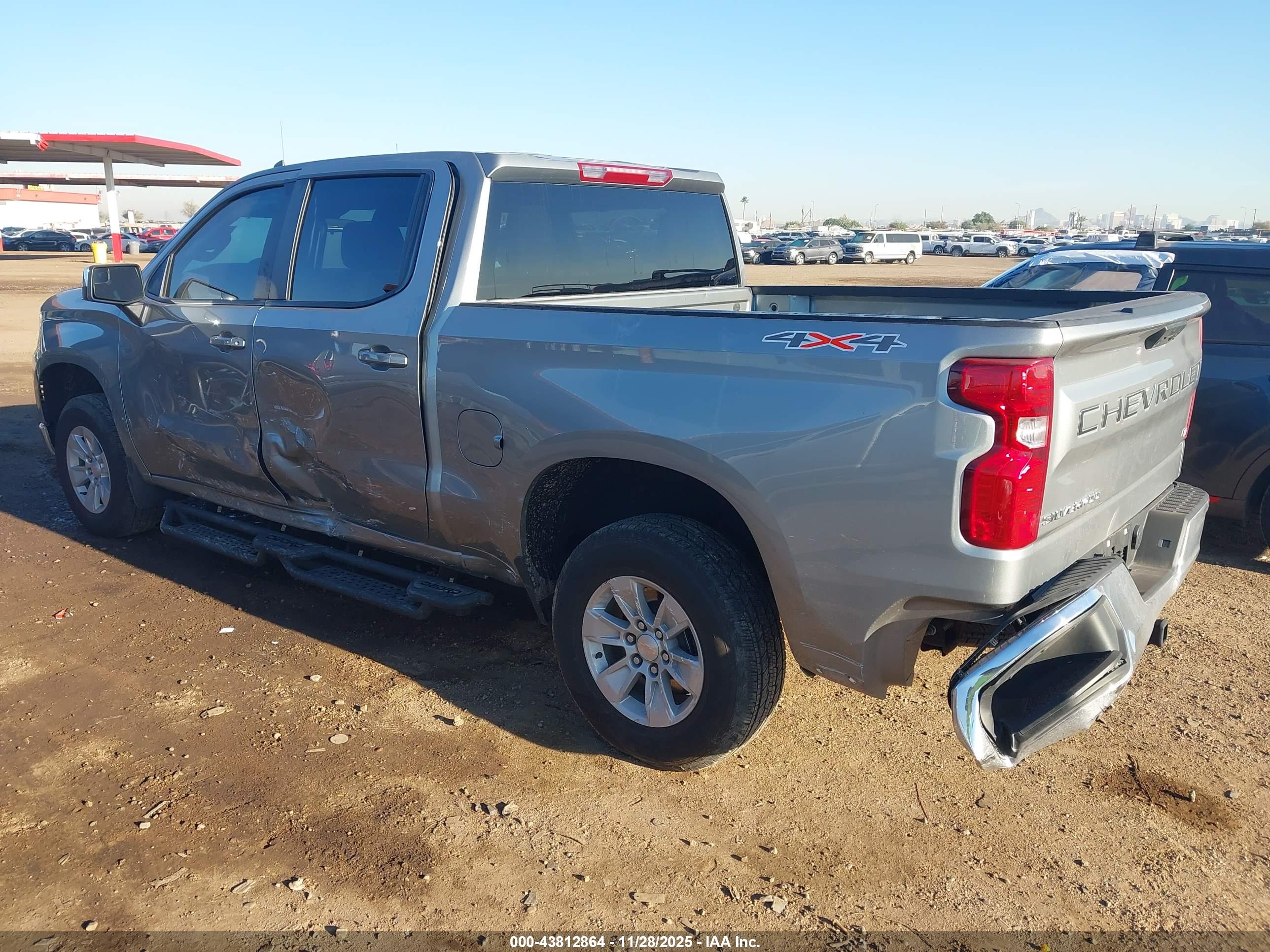 CHEVROLET SILVERADO image 3