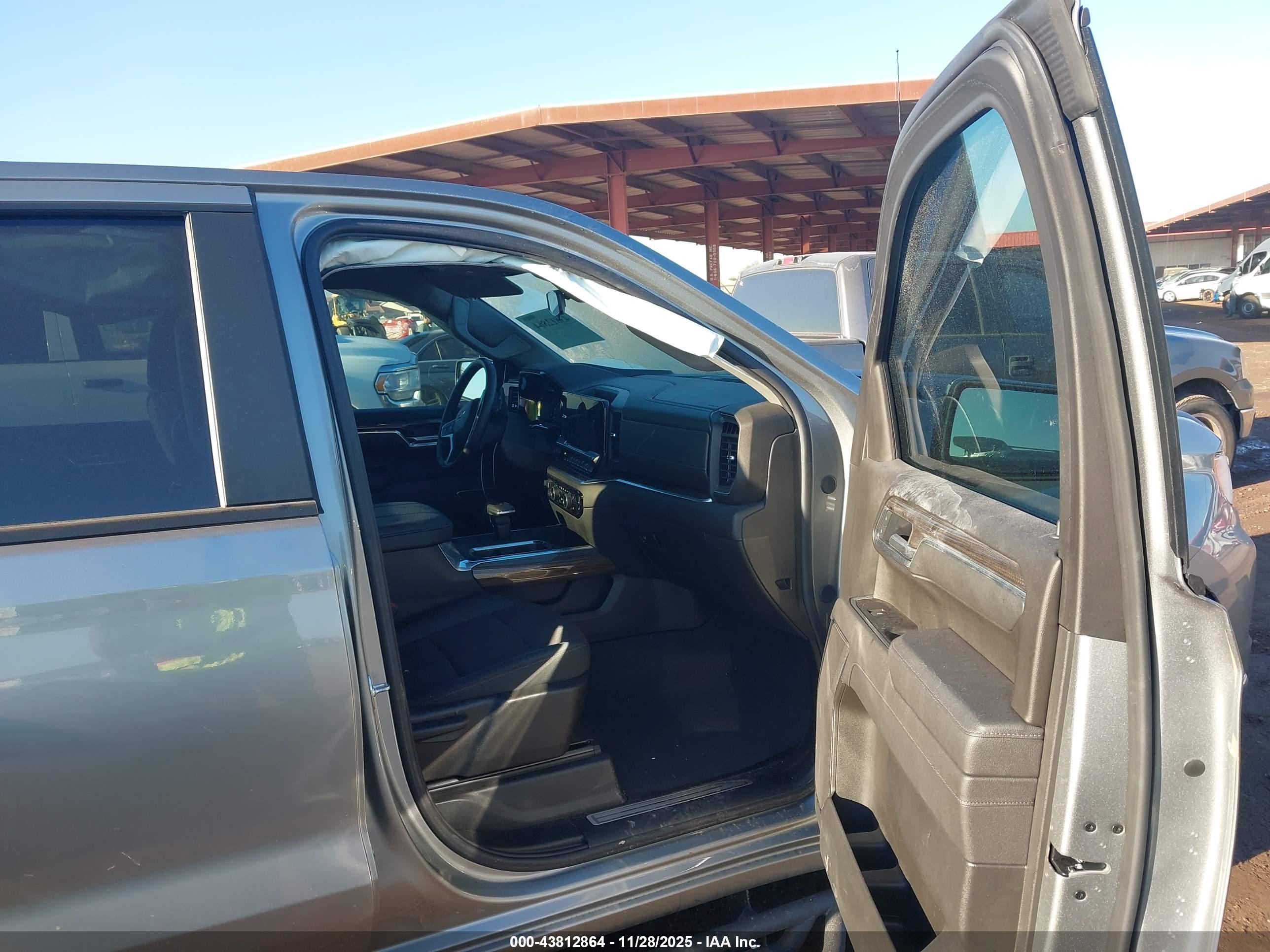CHEVROLET SILVERADO image 5