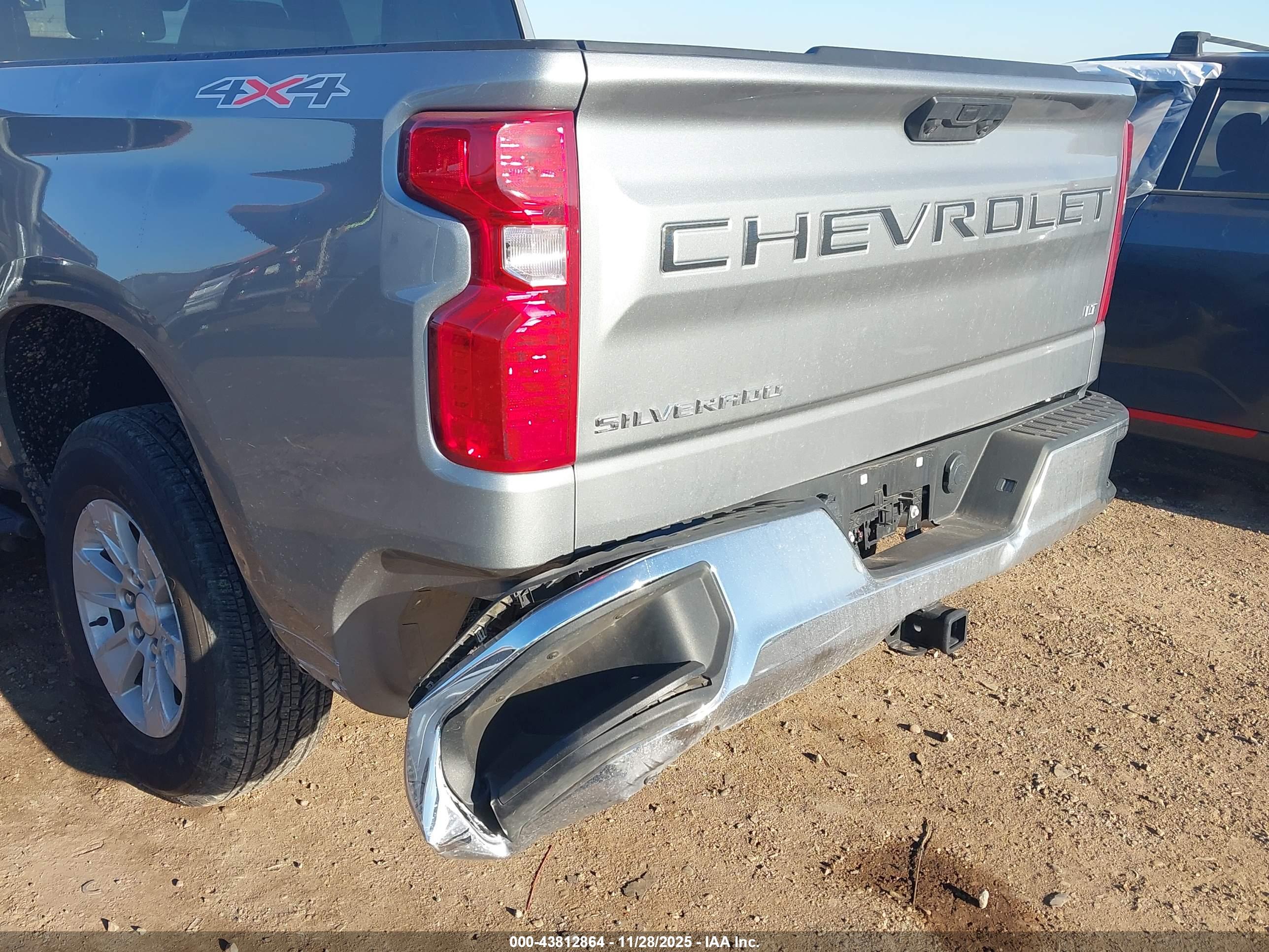 CHEVROLET SILVERADO image 6