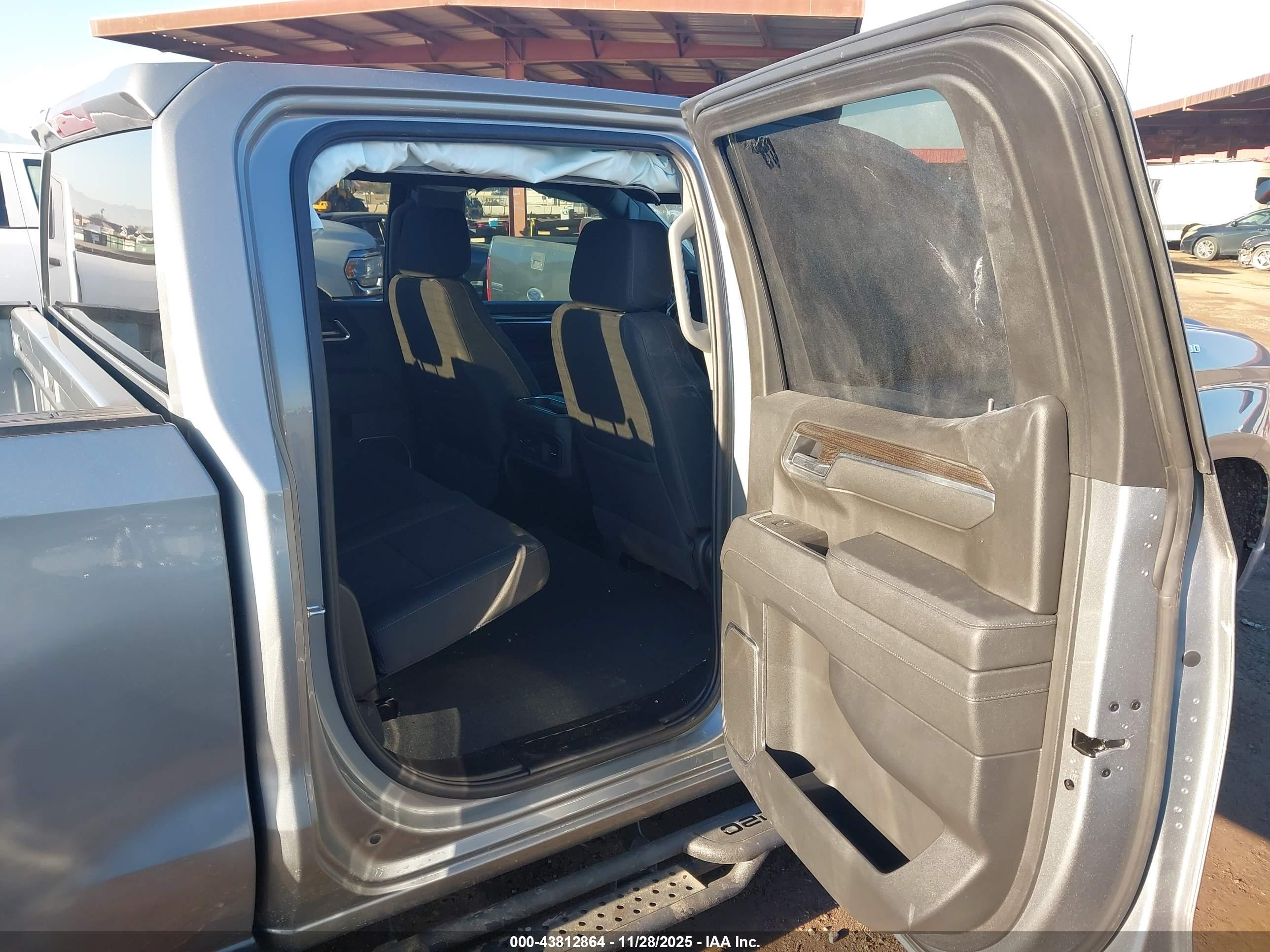 CHEVROLET SILVERADO image 8