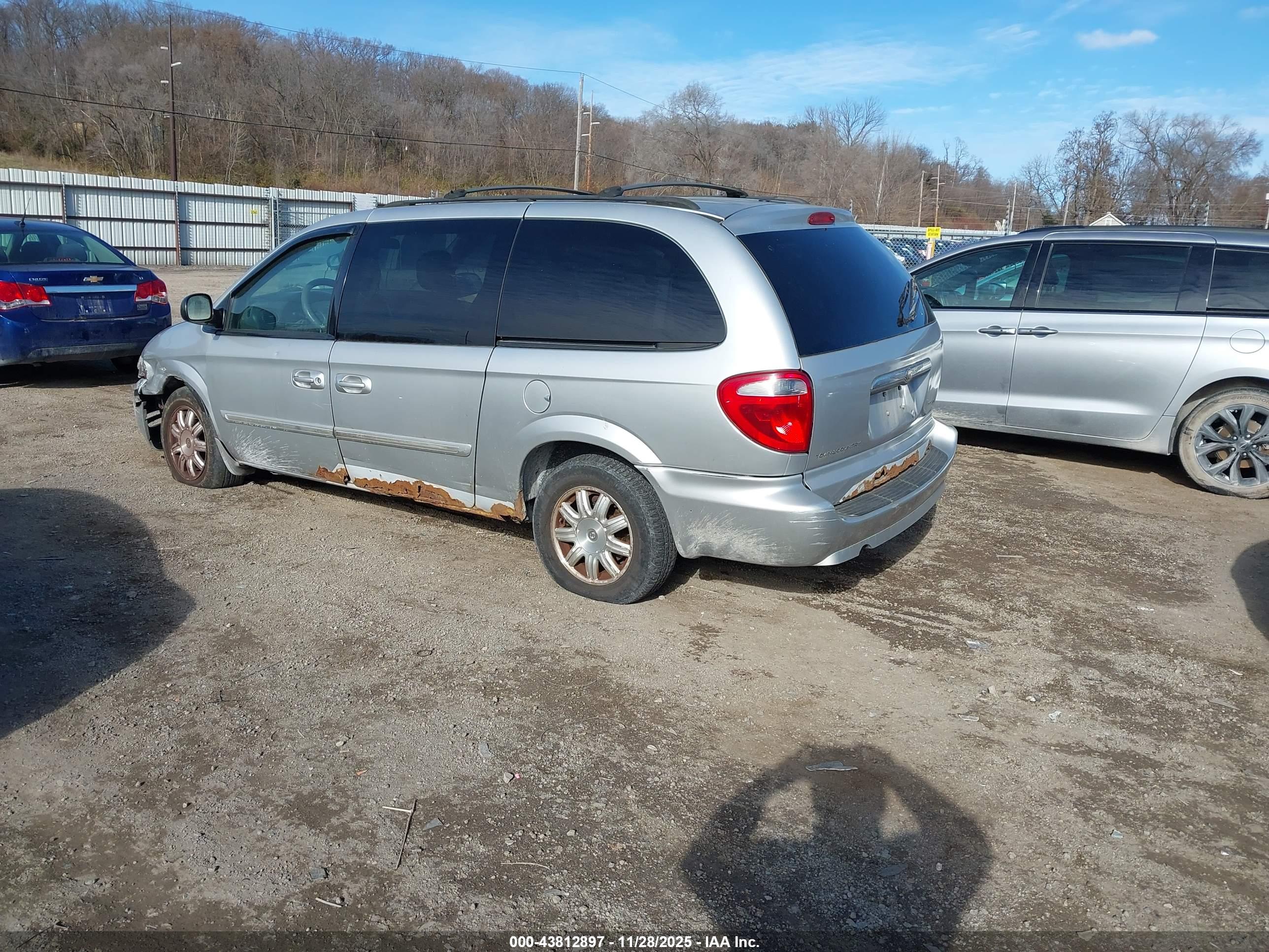 CHRYSLER TOWN image 3