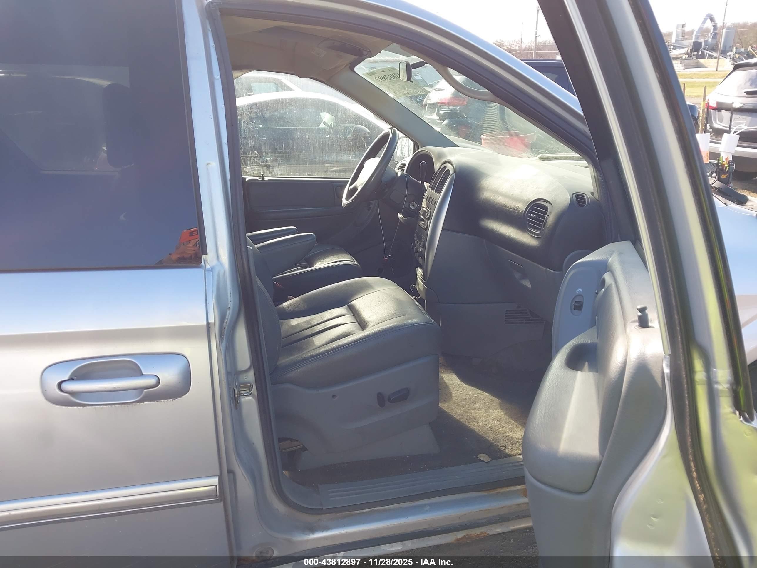 CHRYSLER TOWN image 5