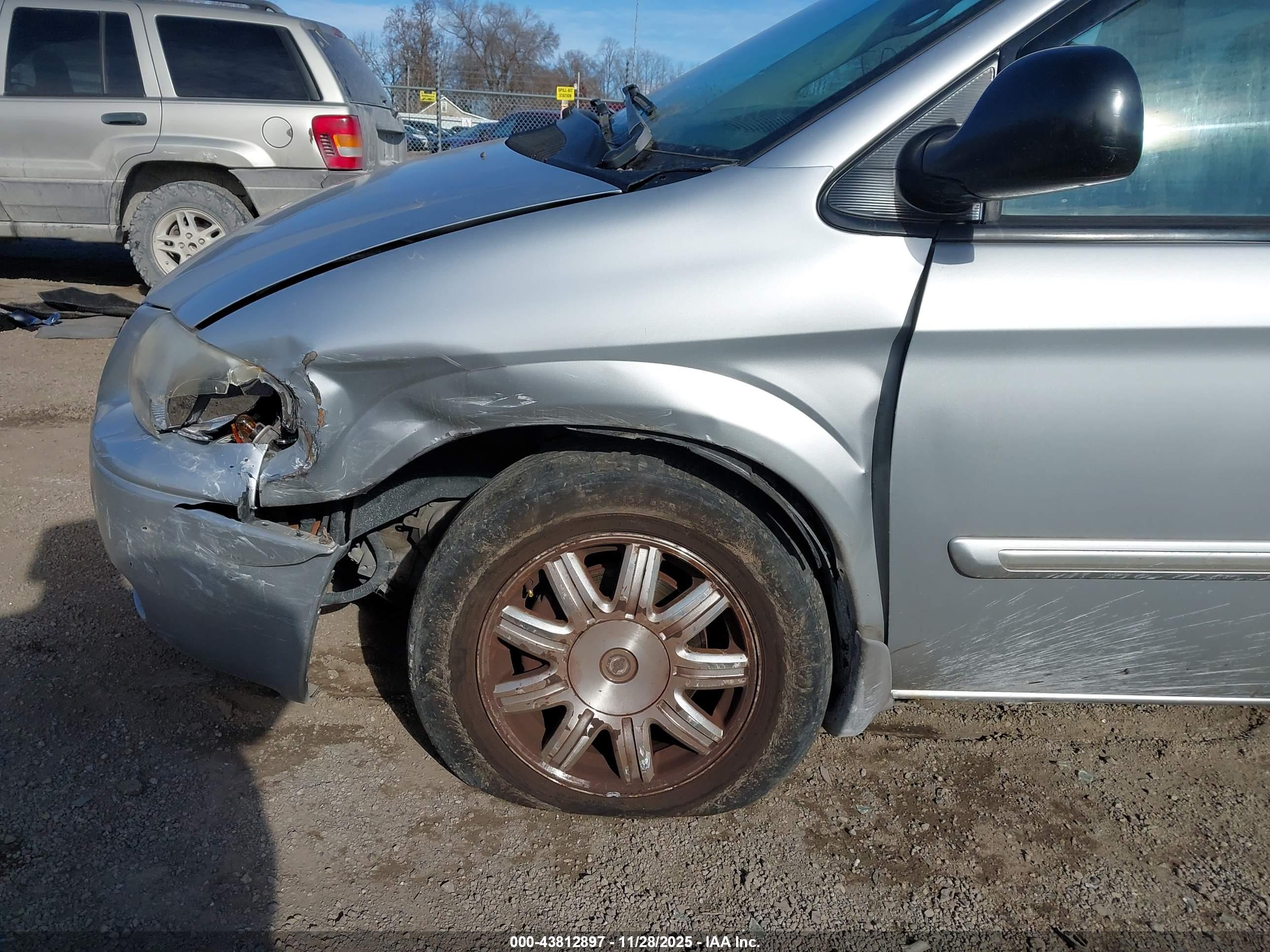 CHRYSLER TOWN image 6