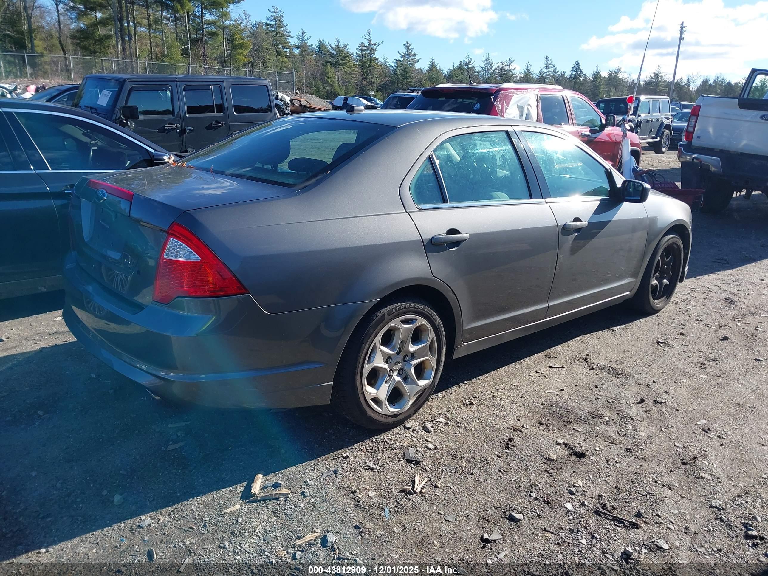 FORD FUSION image 4
