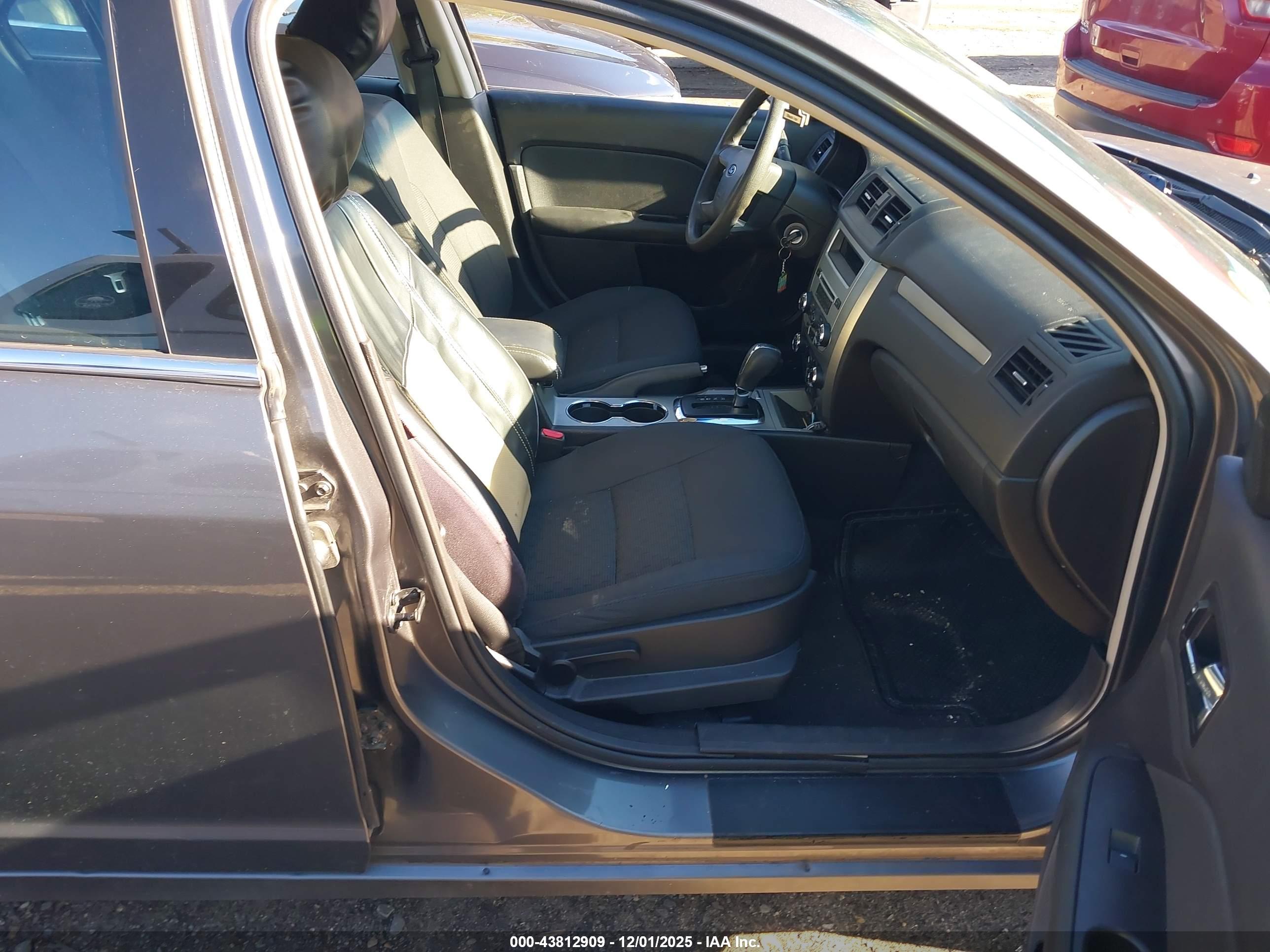 FORD FUSION image 5