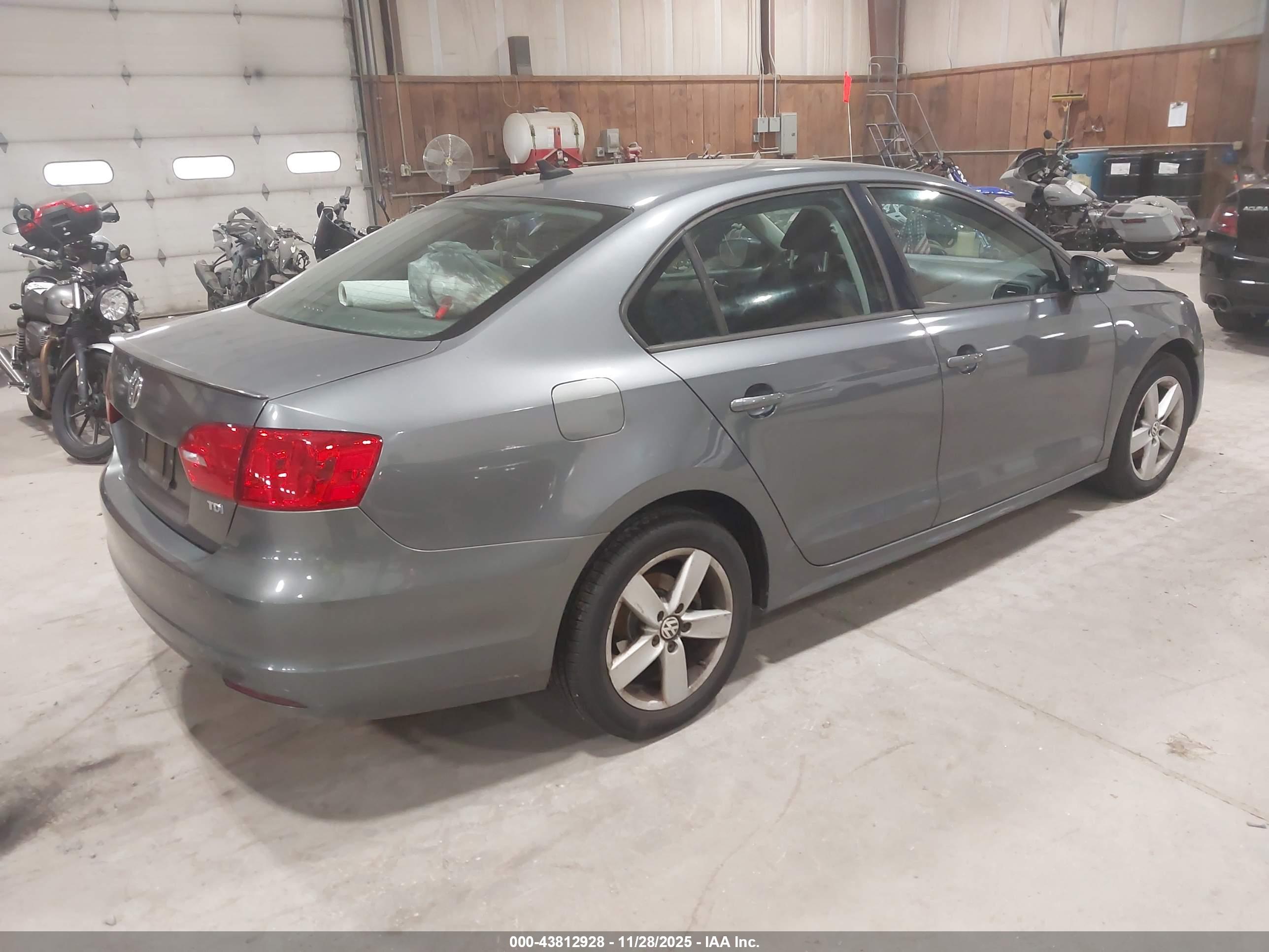 VOLKSWAGEN JETTA image 4