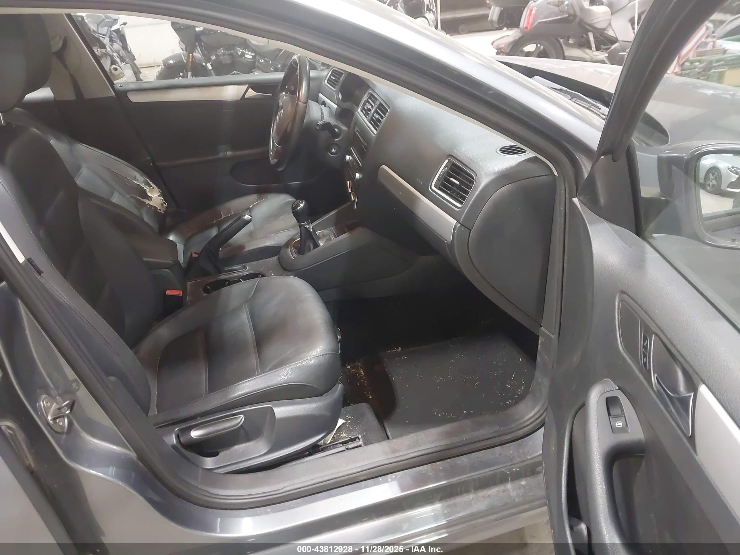 VOLKSWAGEN JETTA image 5