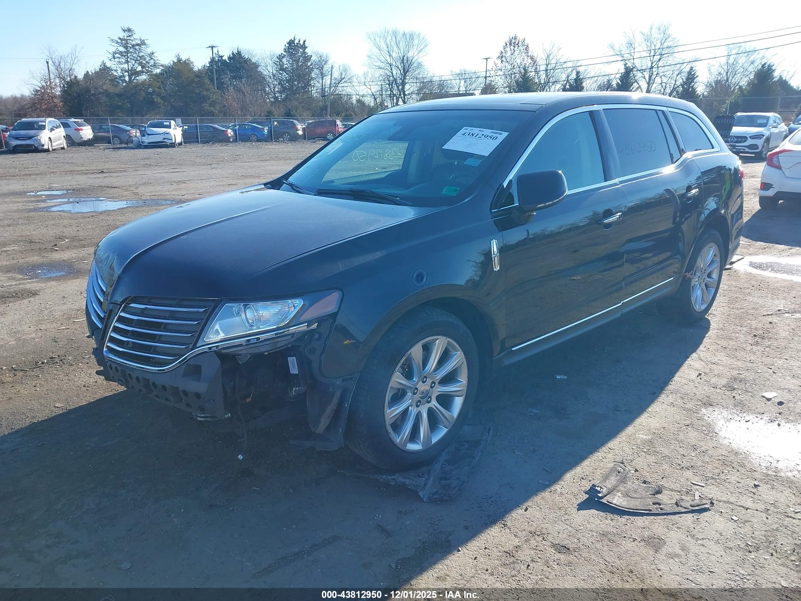 LINCOLN MKT image 2