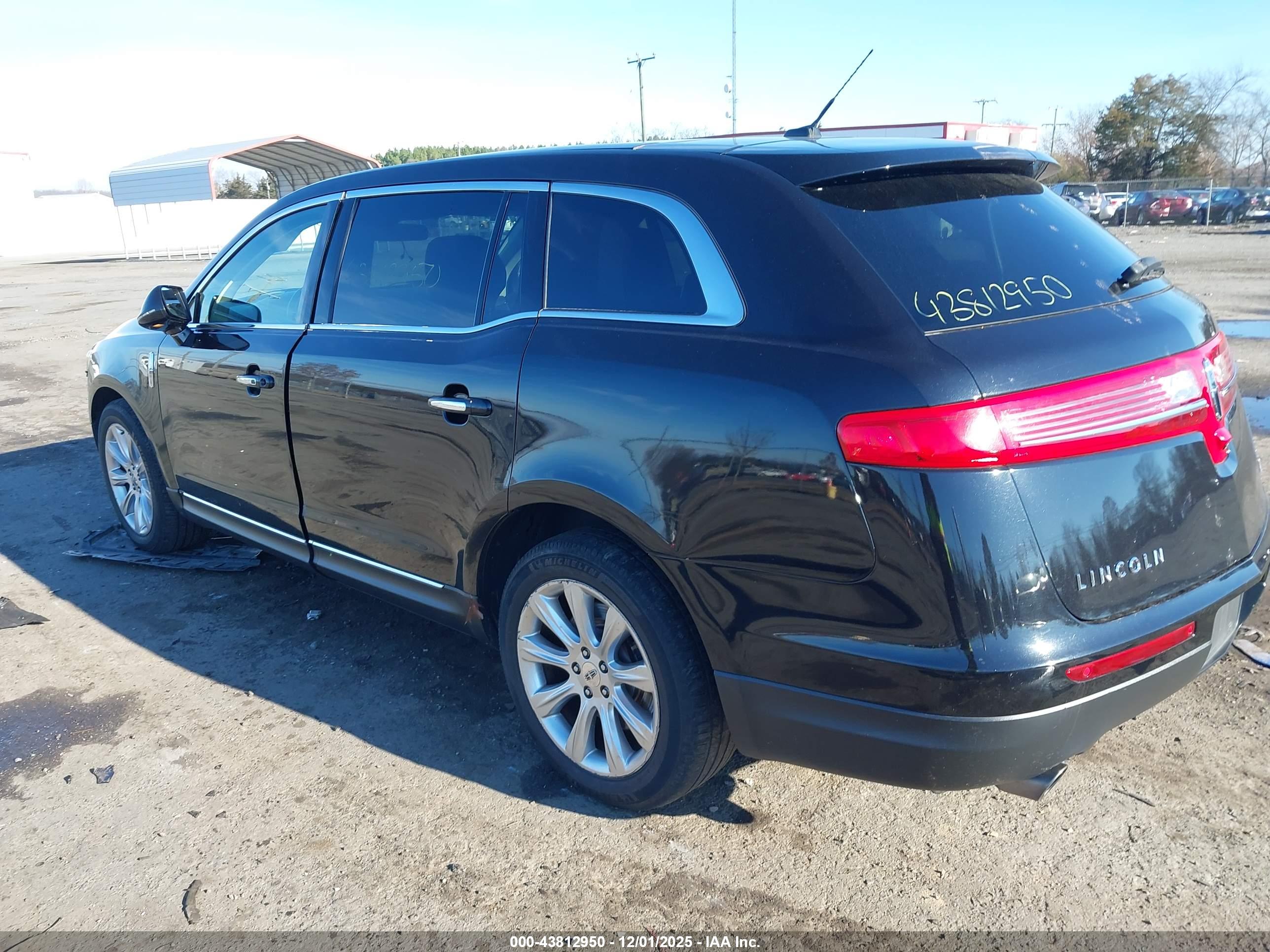 LINCOLN MKT image 3