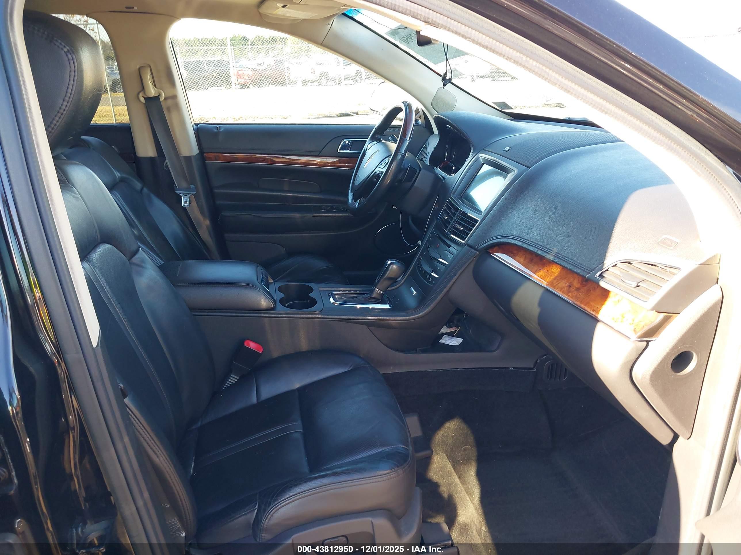 LINCOLN MKT image 5
