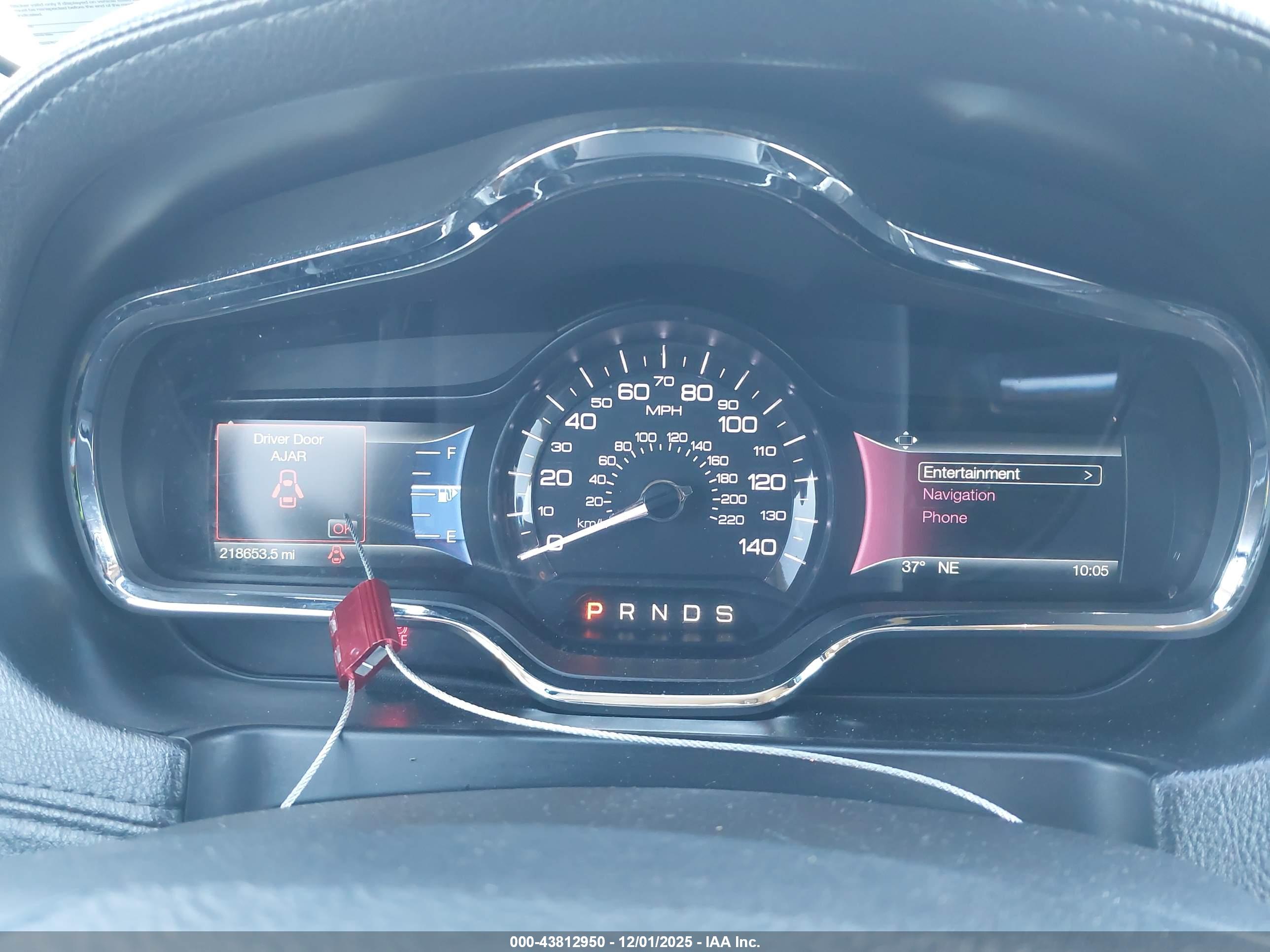 LINCOLN MKT image 7