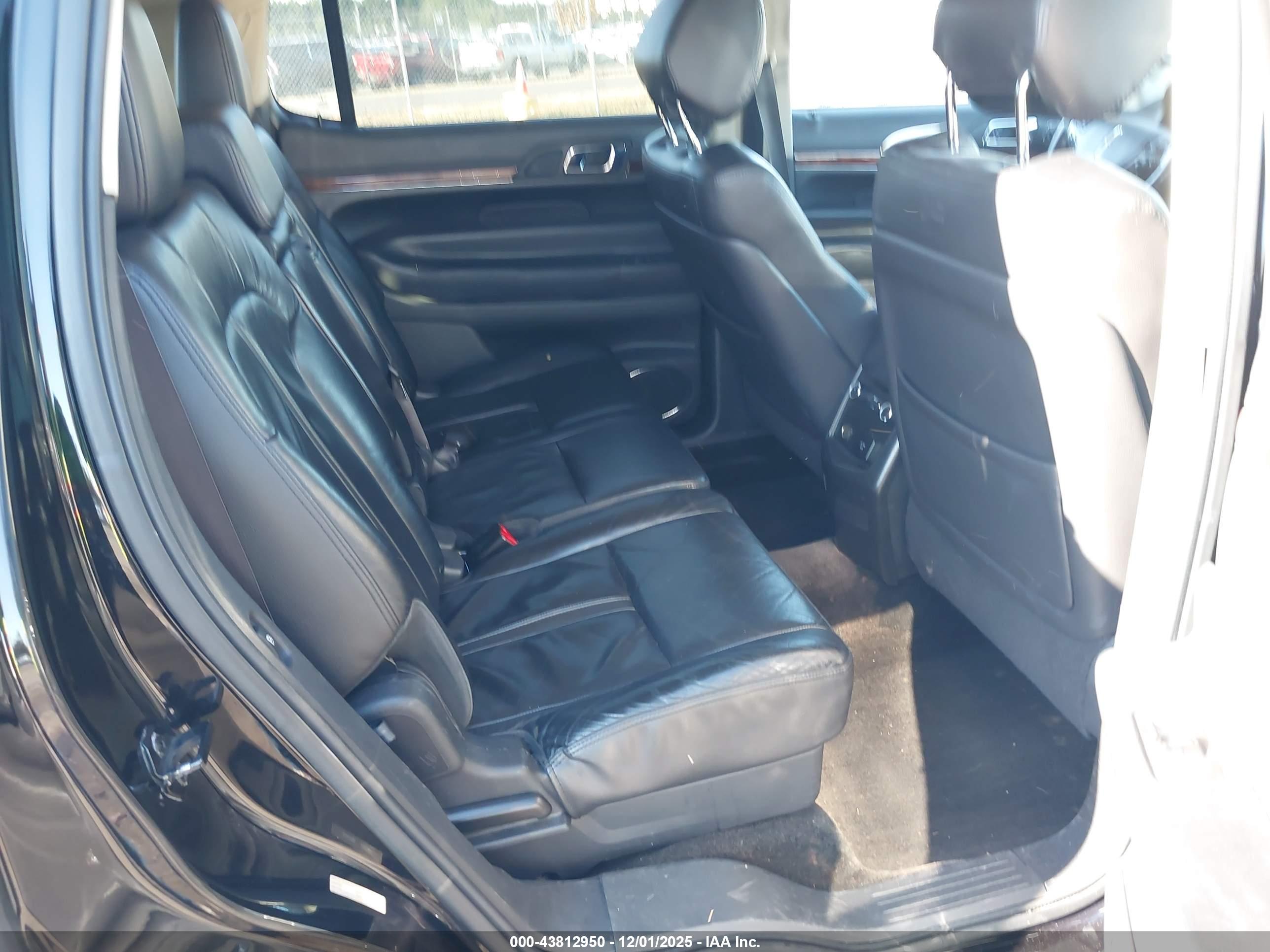 LINCOLN MKT image 8