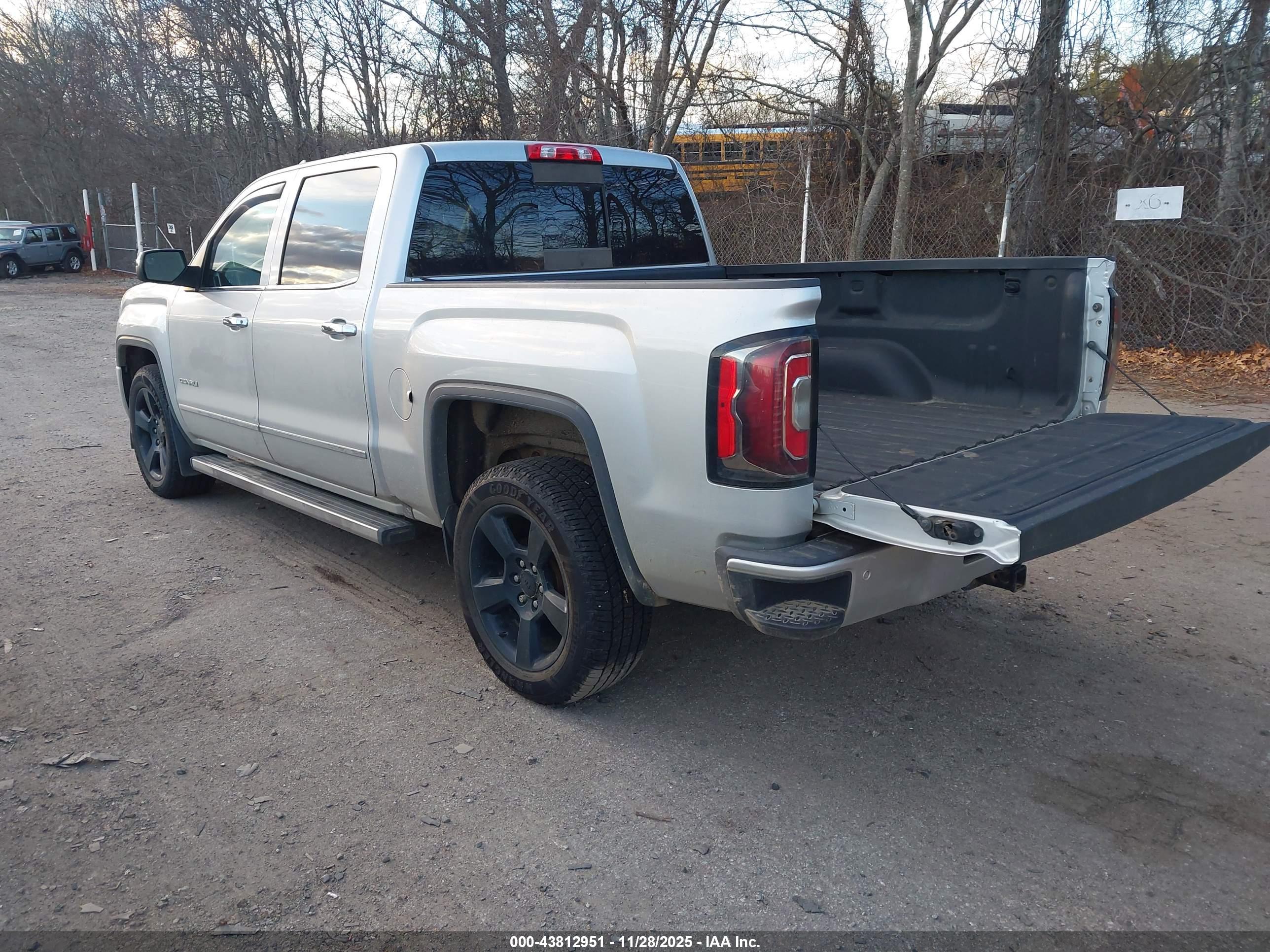 GMC SIERRA image 3