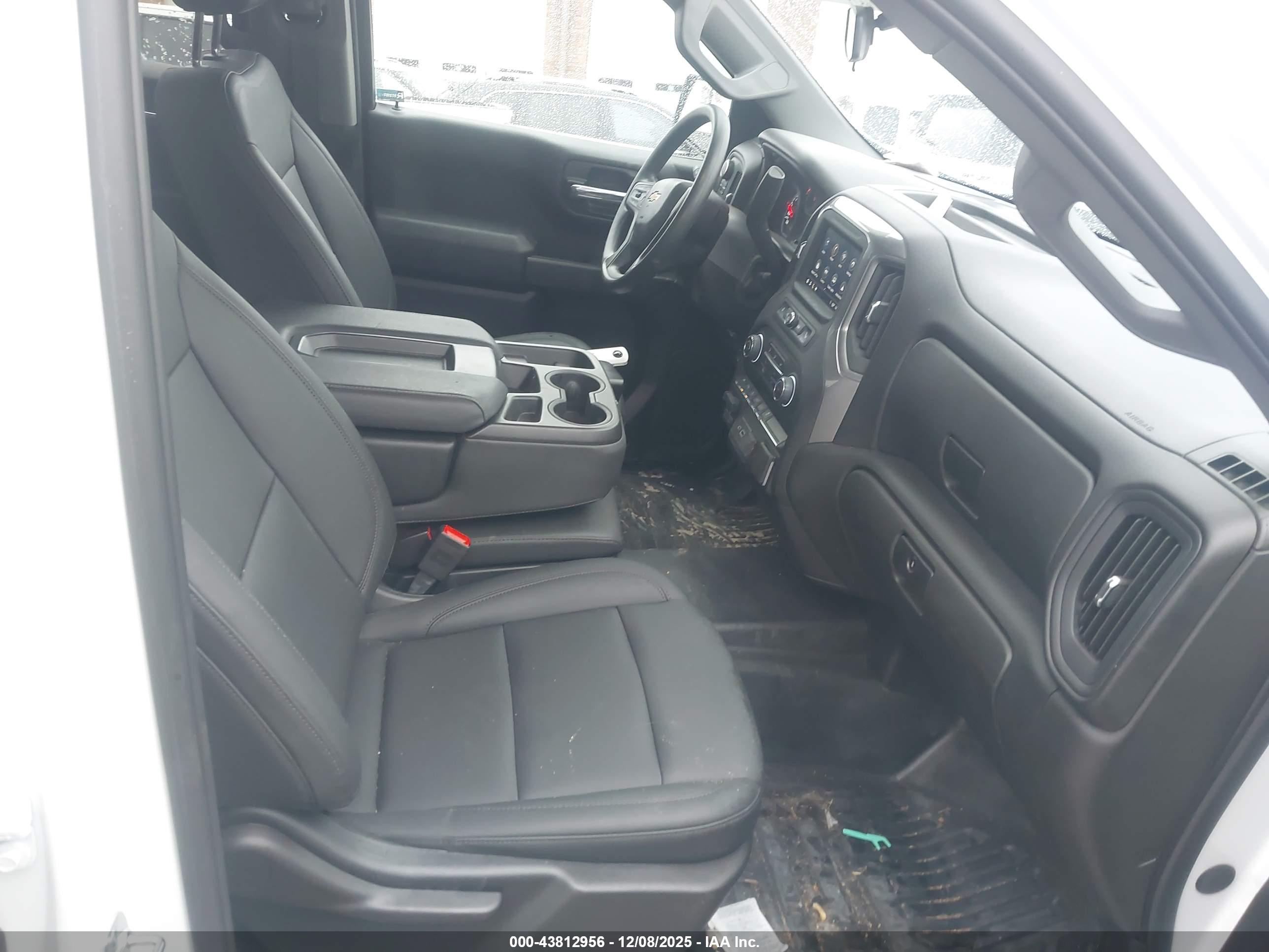 CHEVROLET SILVERADO image 5