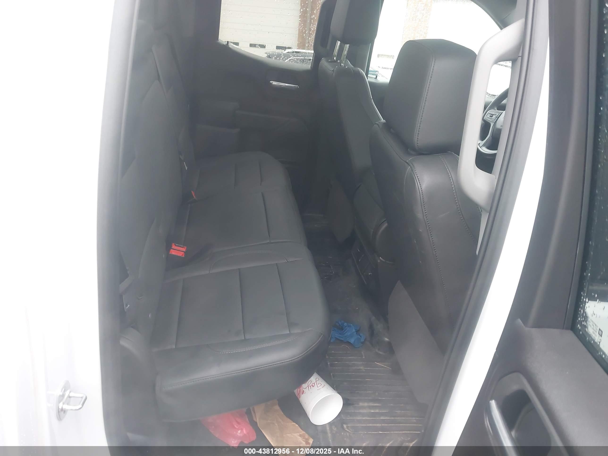 CHEVROLET SILVERADO image 8
