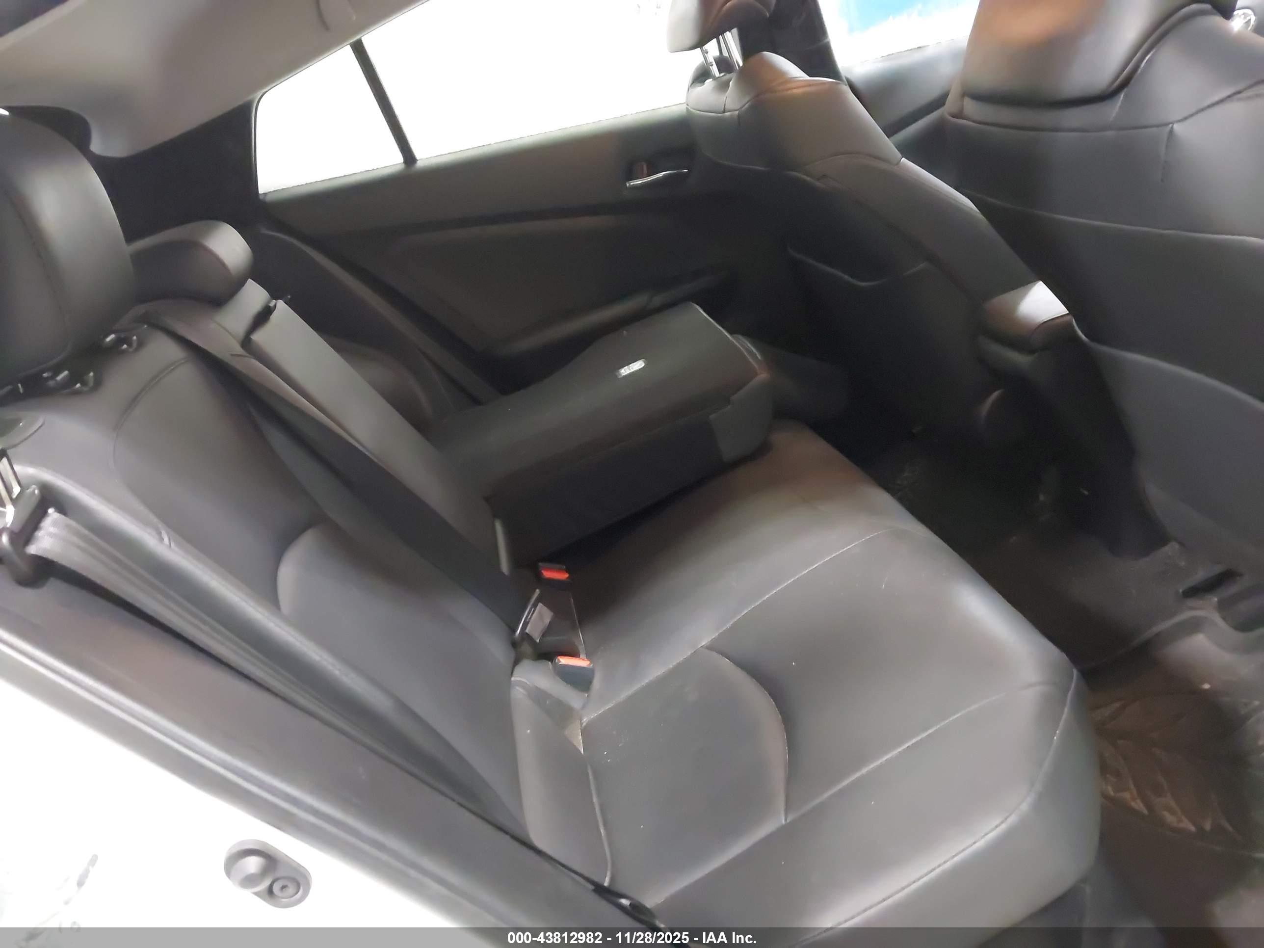 TOYOTA PRIUS image 8