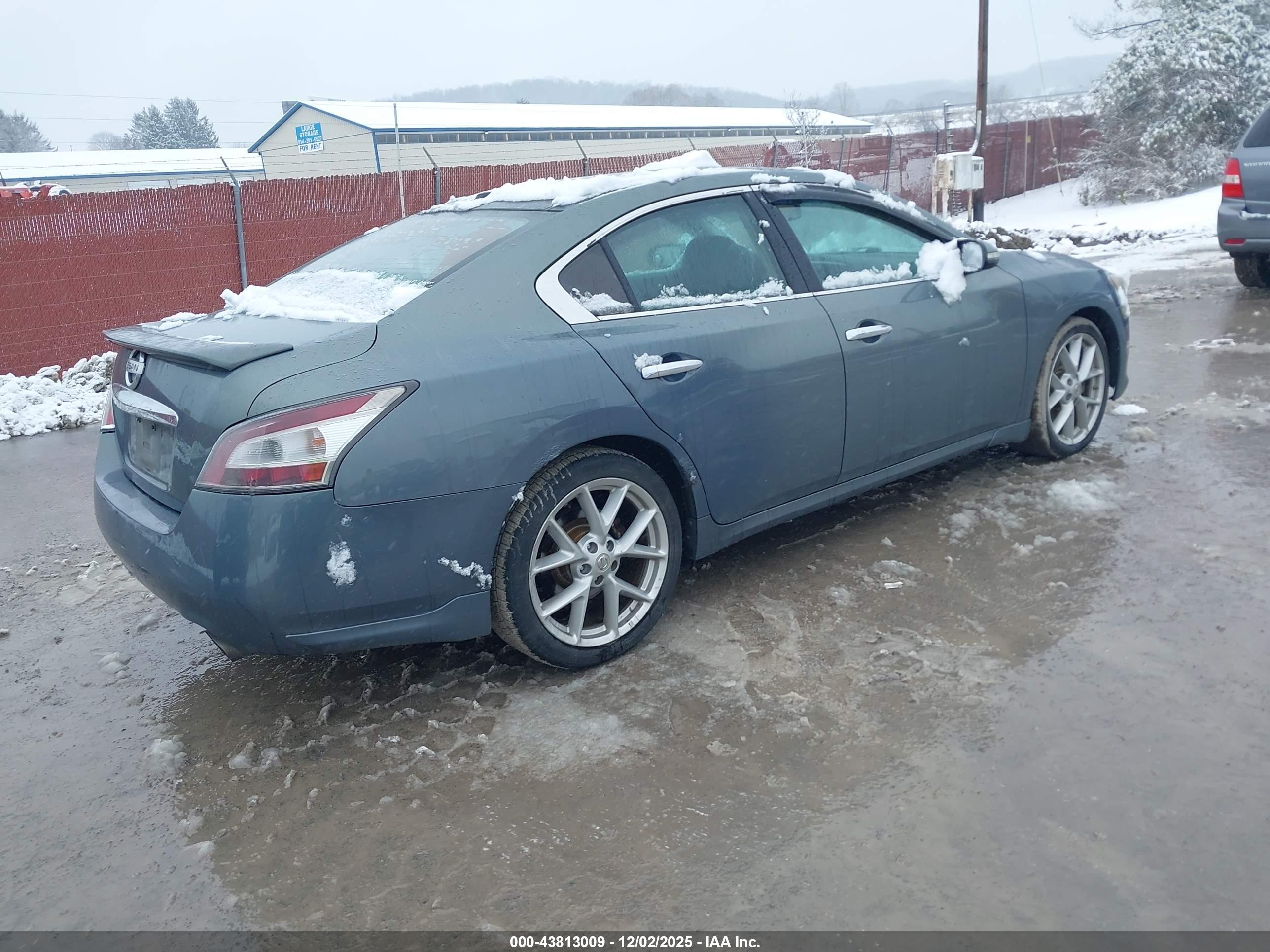 NISSAN MAXIMA image 4