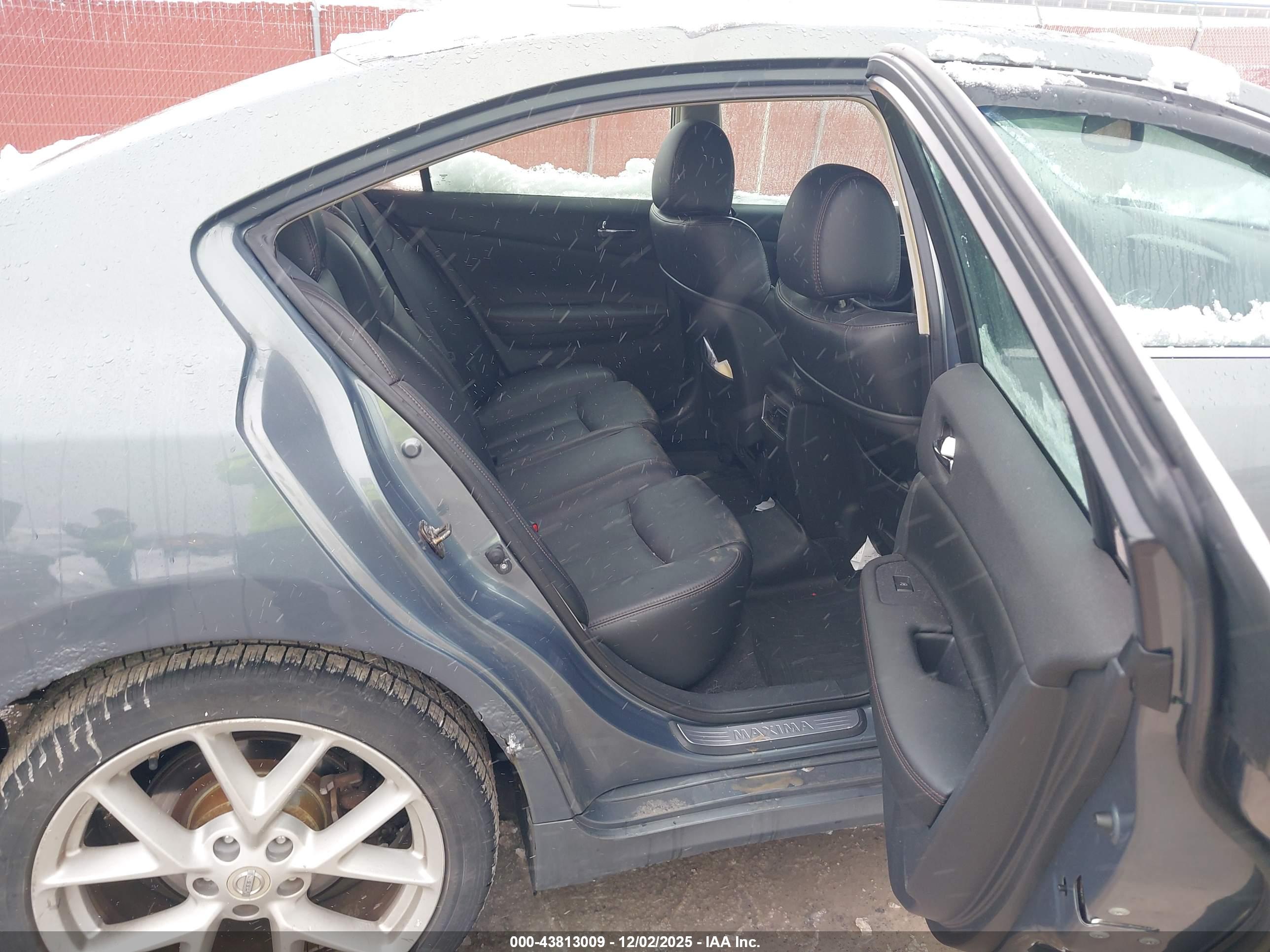 NISSAN MAXIMA image 8