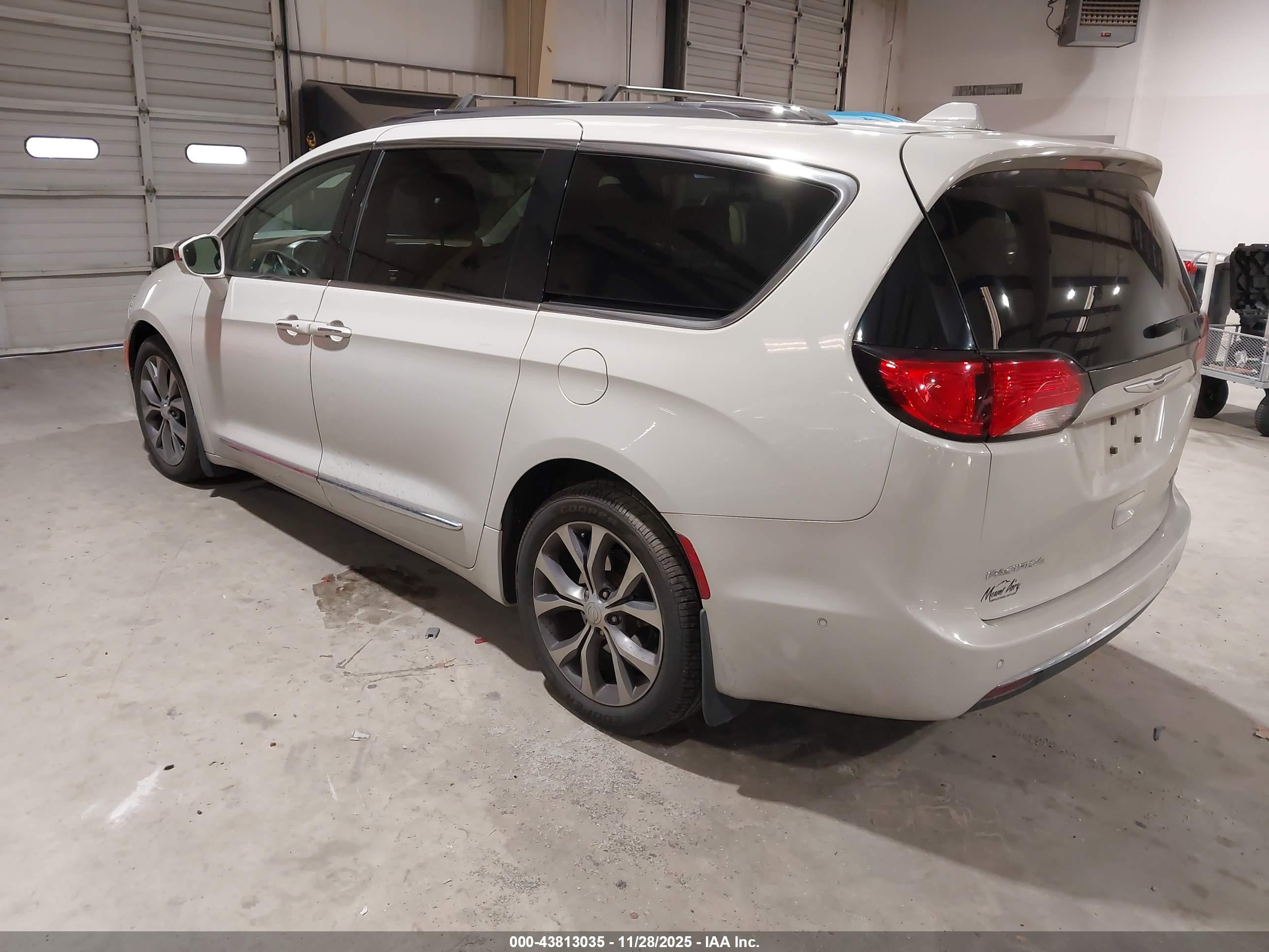 CHRYSLER PACIFICA image 3