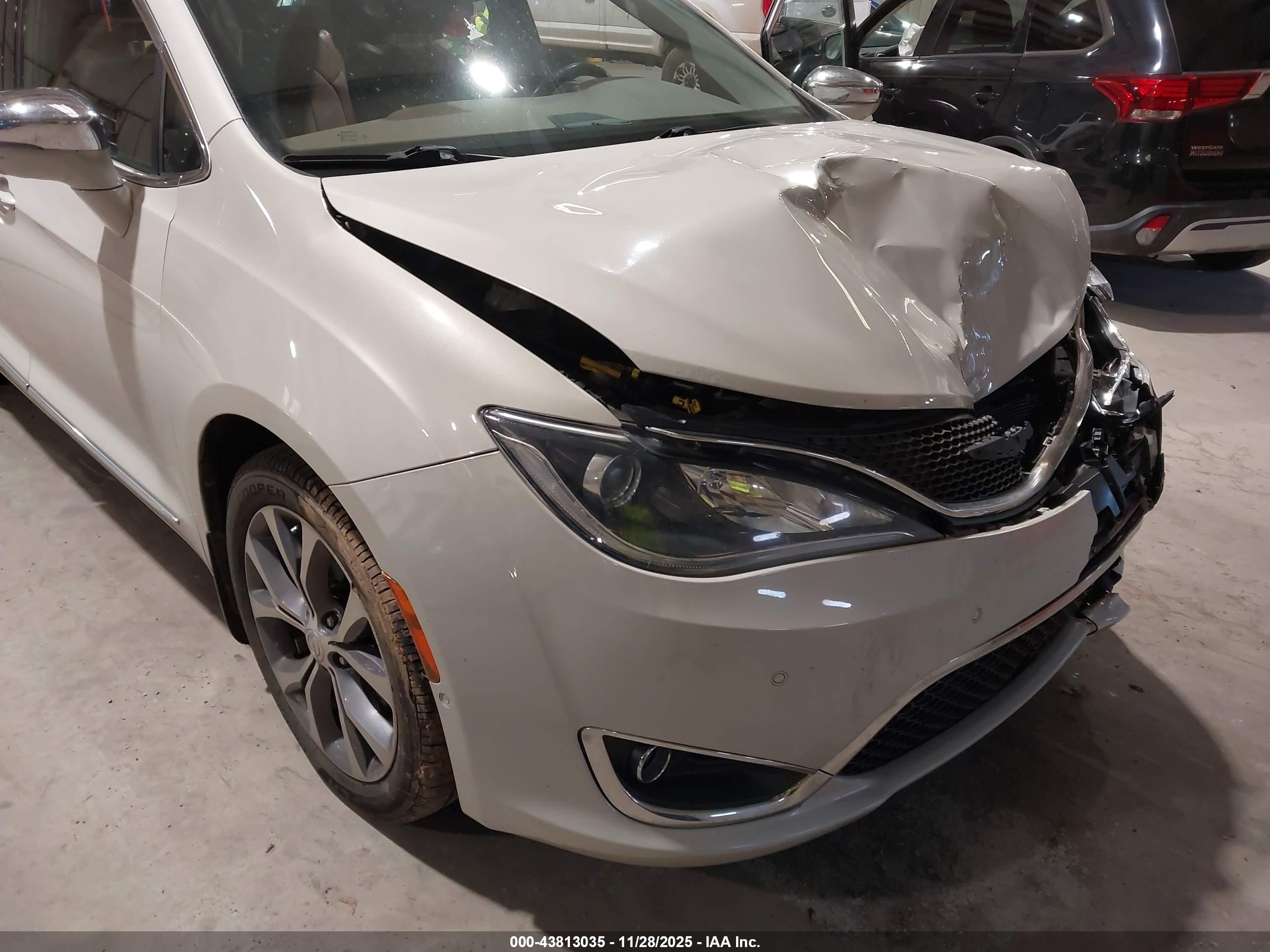 CHRYSLER PACIFICA image 6