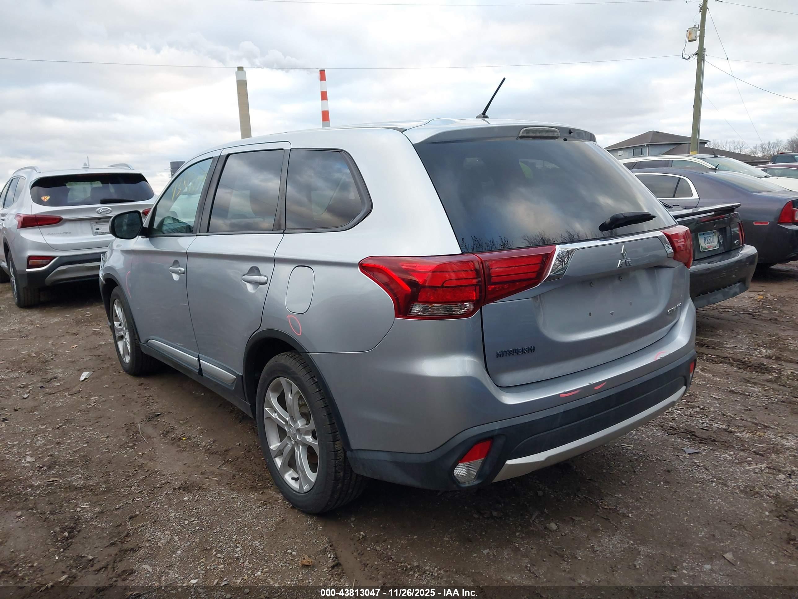 MITSUBISHI OUTLANDER image 3