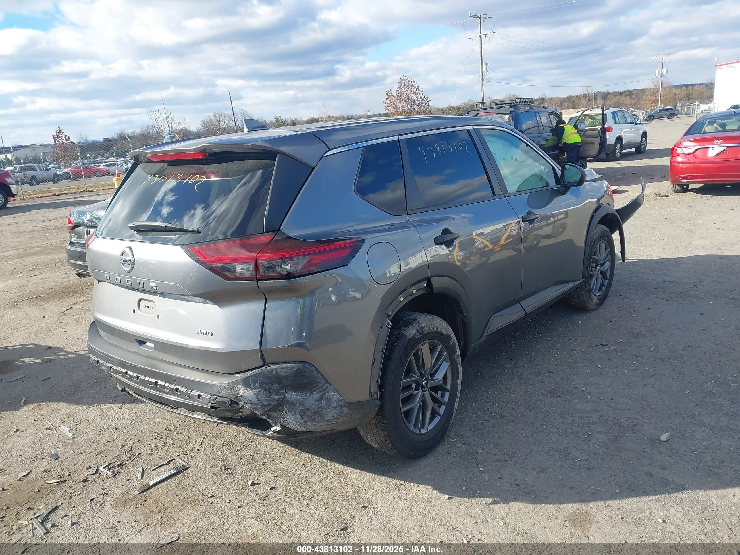 NISSAN ROGUE image 4