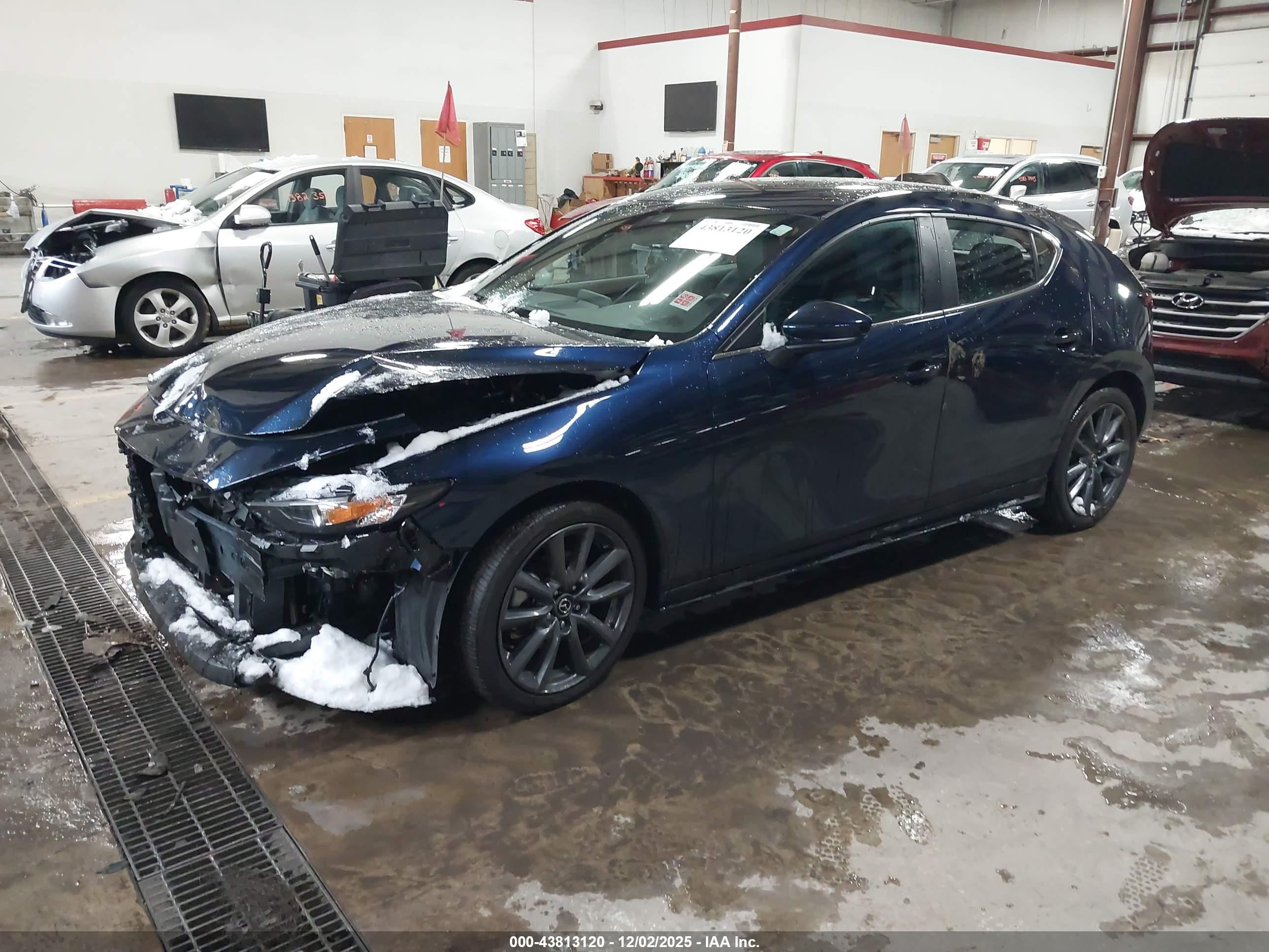 MAZDA MAZDA3 image 2