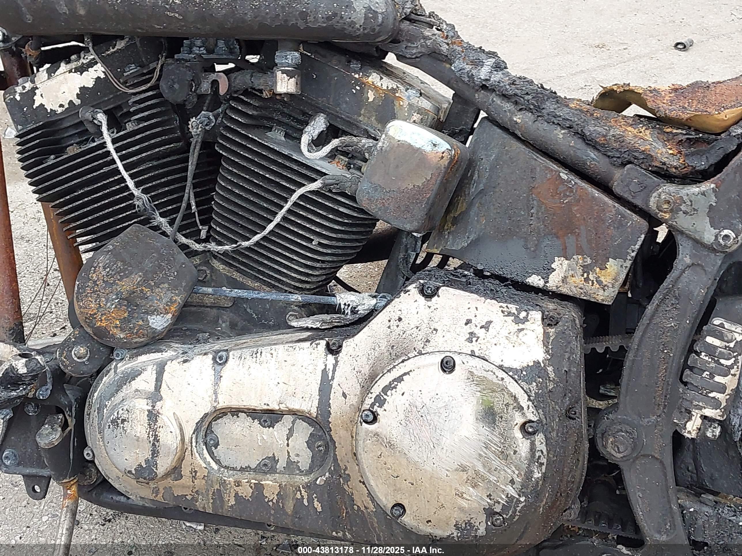 HARLEY-DAVIDSON FXSTS image 9