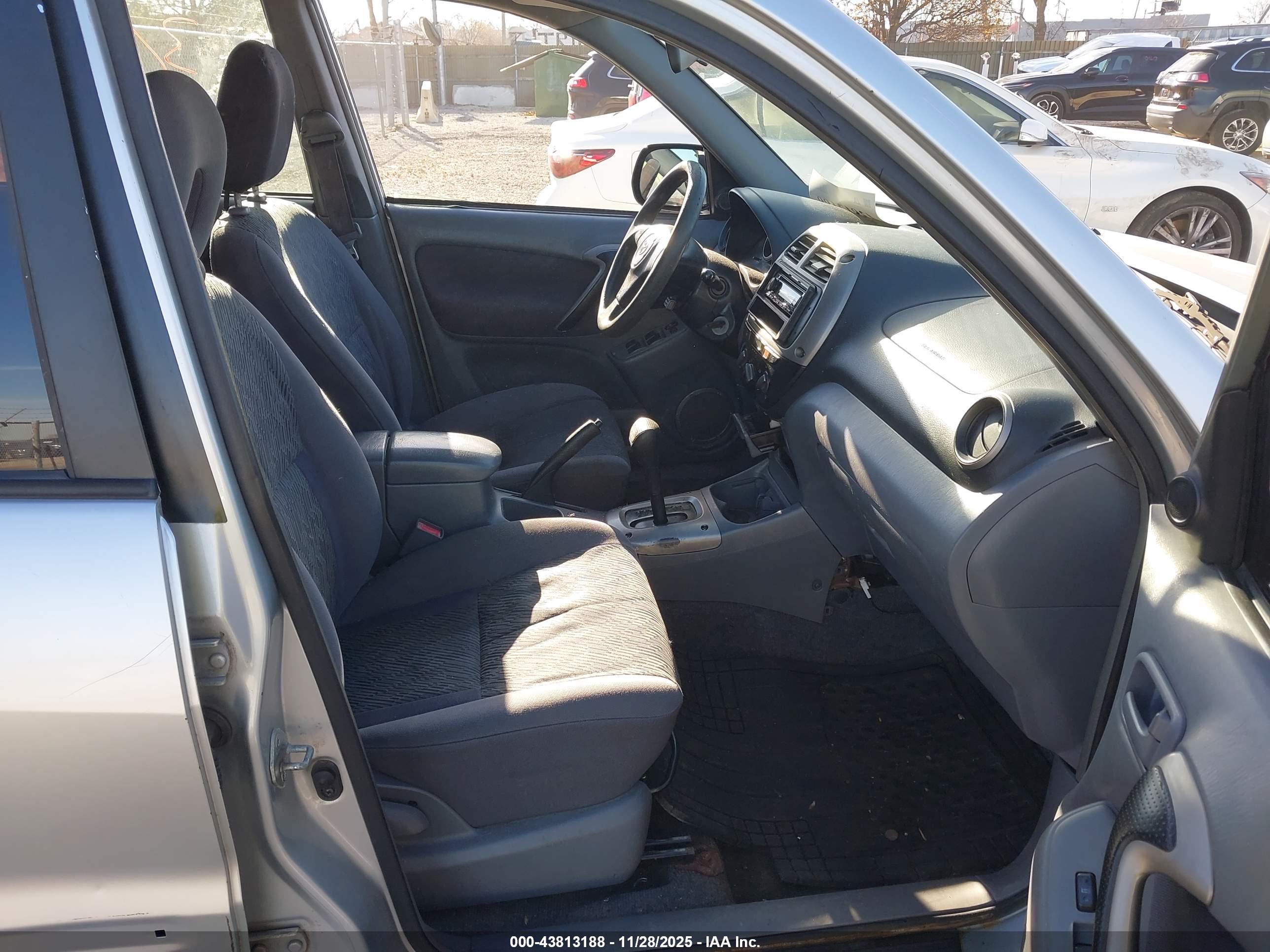TOYOTA RAV4 image 5
