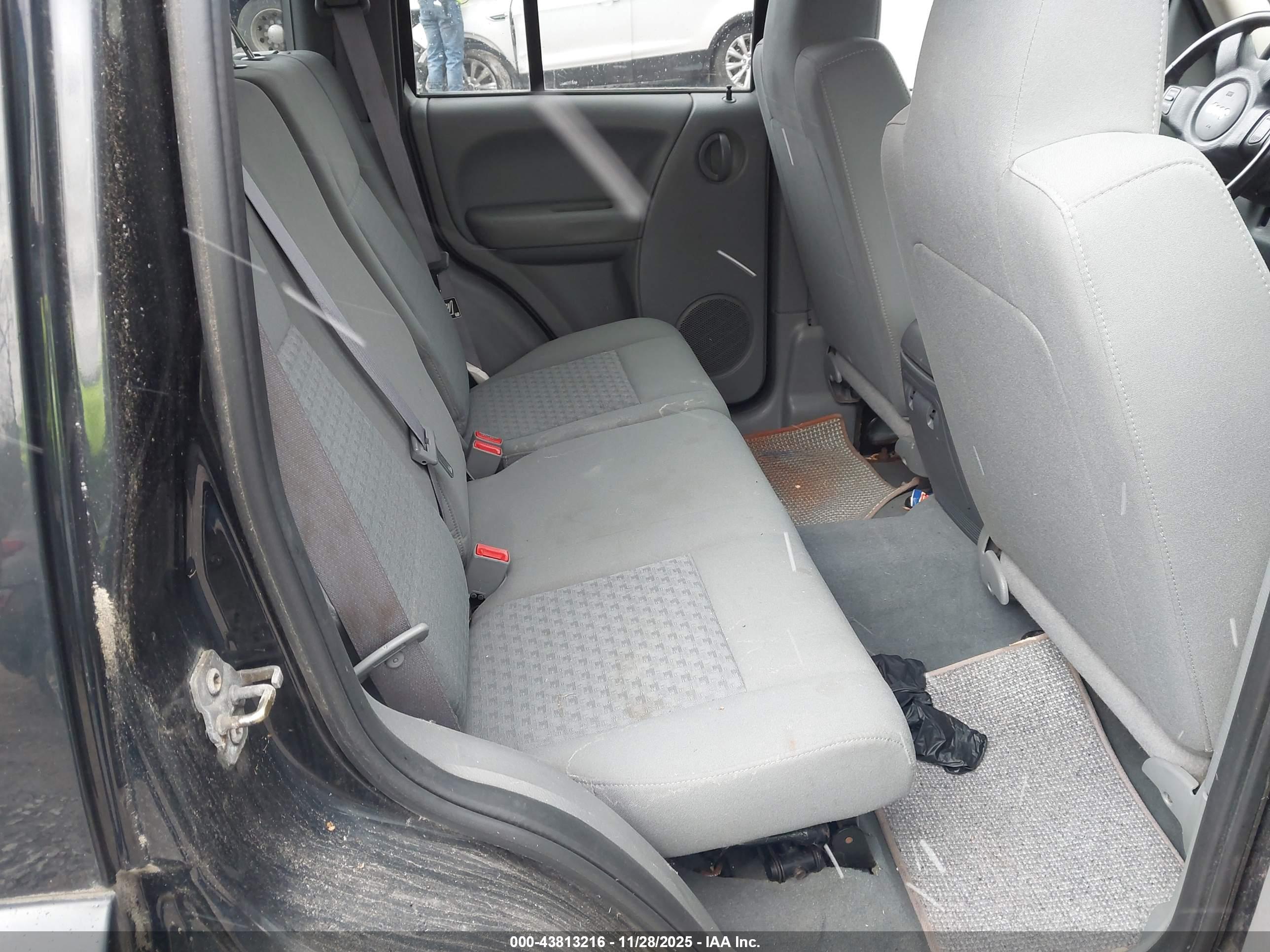 JEEP LIBERTY image 8