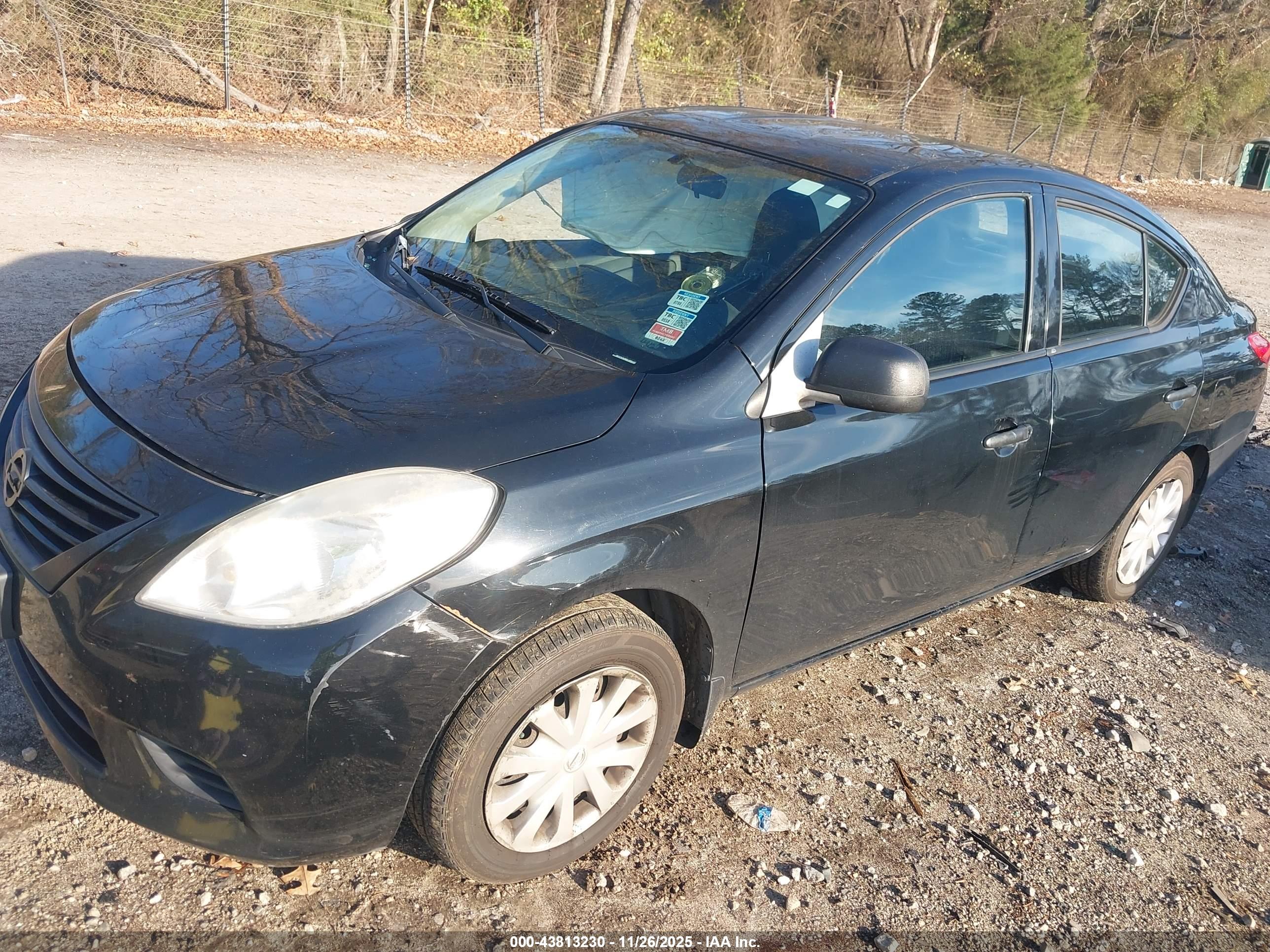NISSAN VERSA image 2